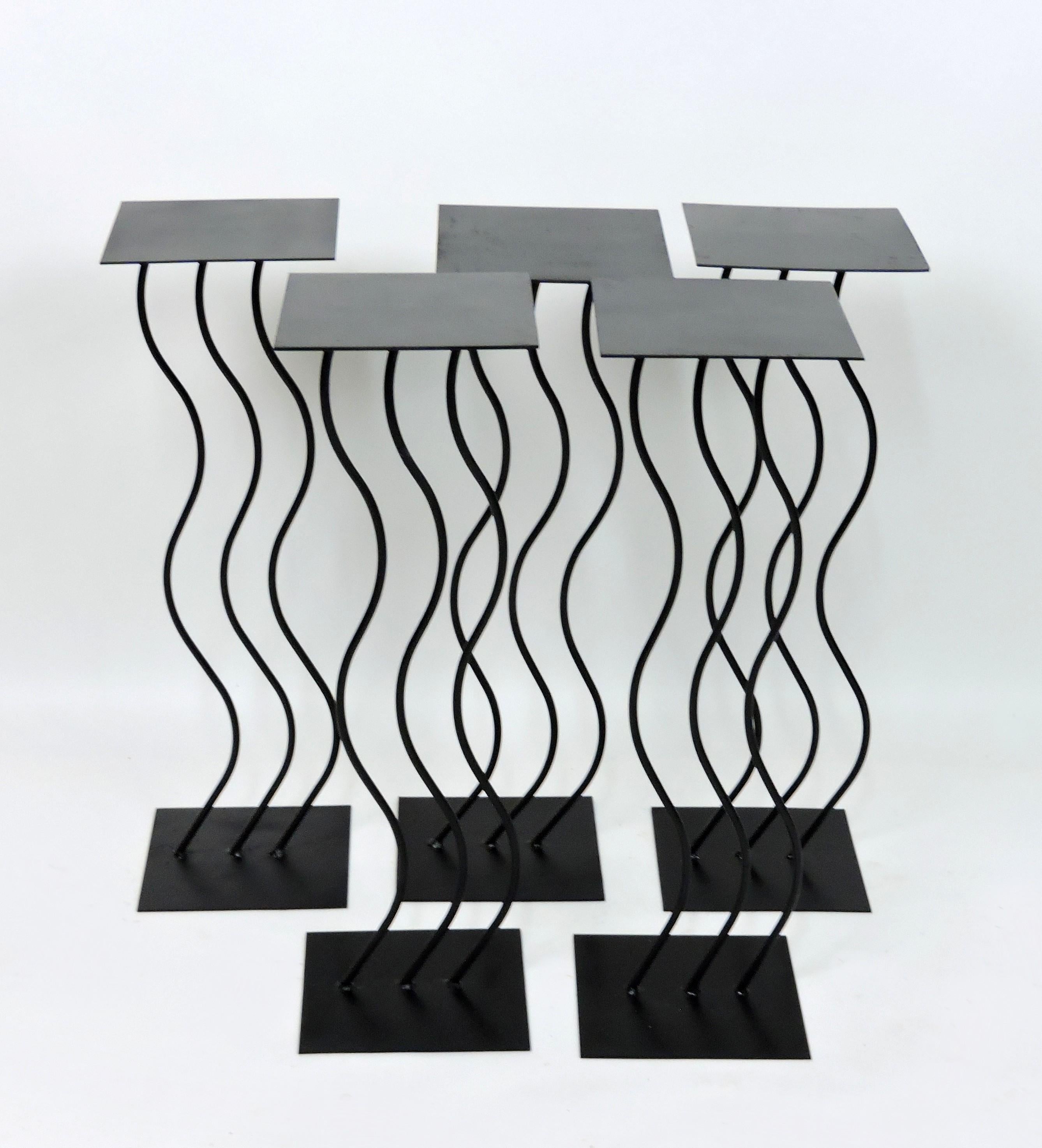Fine XX secolo Piantana o supporto per diffusori in acciaio ondulato in stile post-moderno Memphis, 5 disponibili in vendita