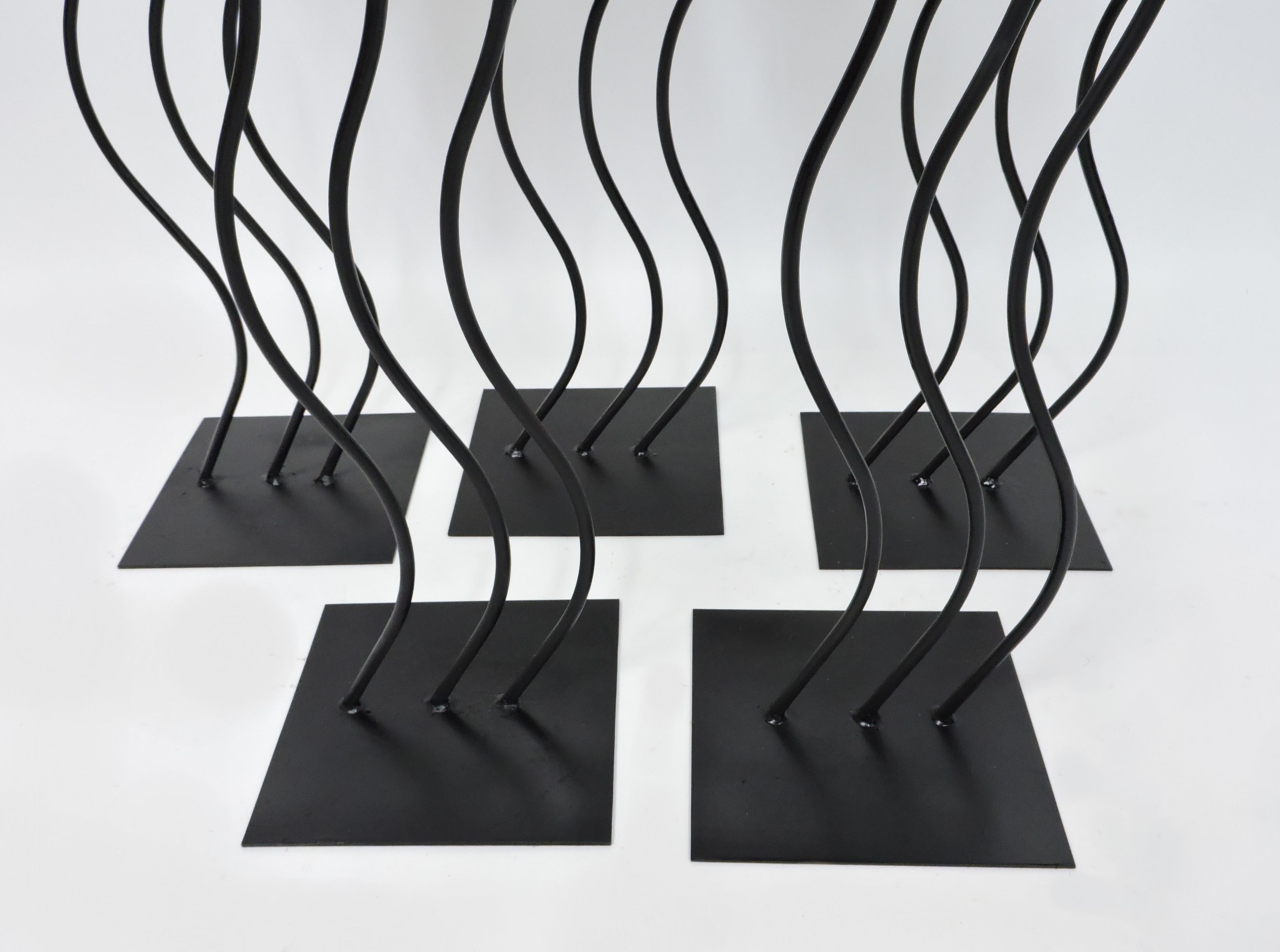 Piantana o supporto per diffusori in acciaio ondulato in stile post-moderno Memphis, 5 disponibili in vendita 2