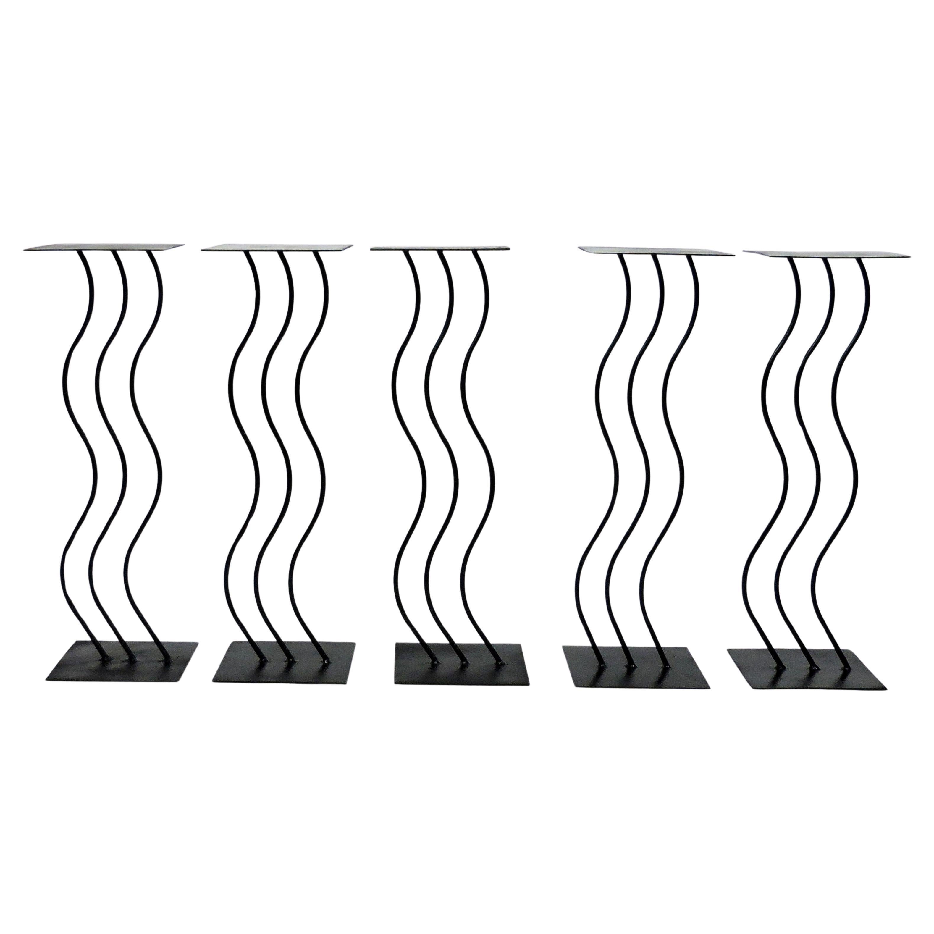 Piantana o supporto per diffusori in acciaio ondulato in stile post-moderno Memphis, 5 disponibili in vendita
