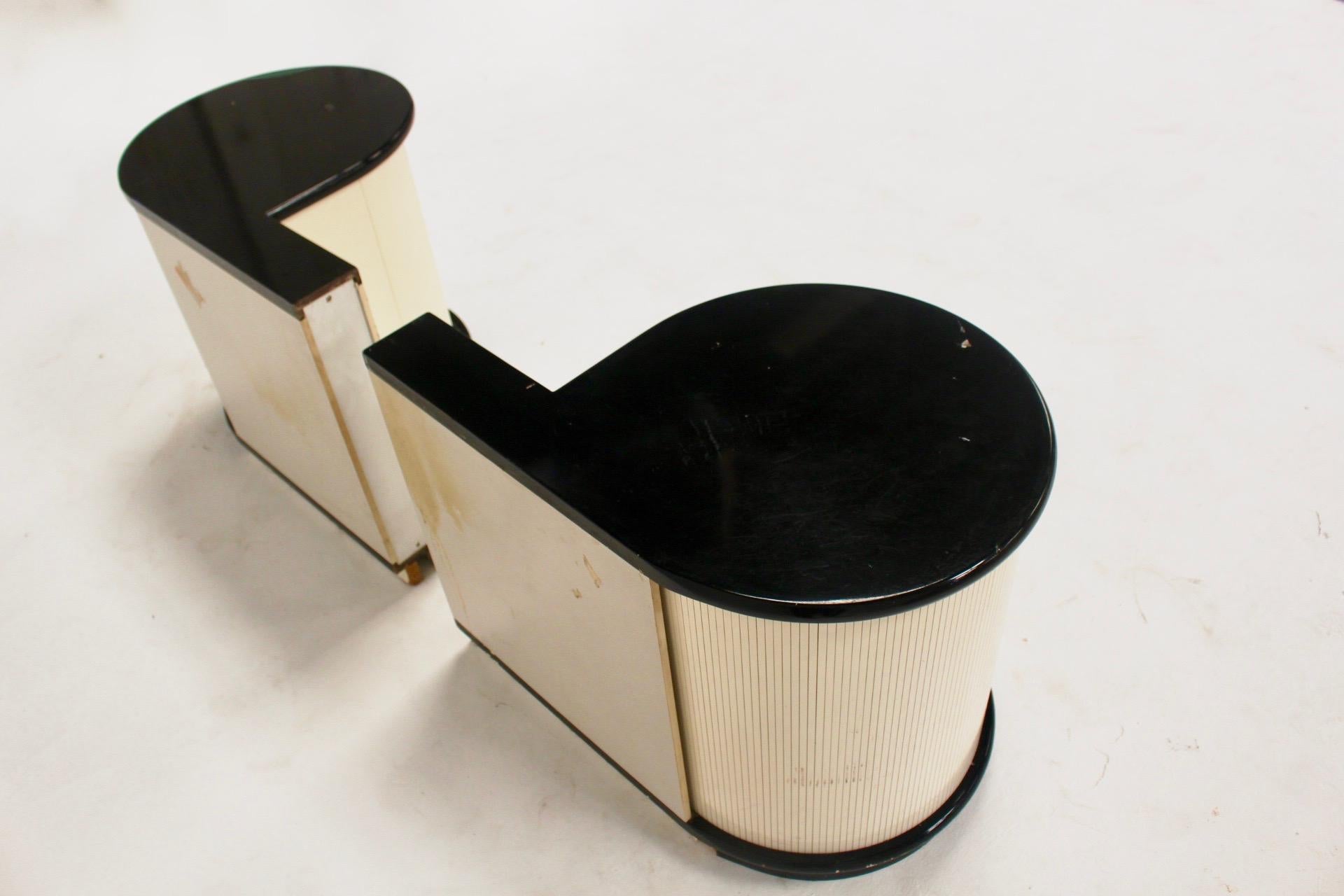 Postmodern Memphis Style Withe and Black Lacquered Round Nightstands, 1980s For Sale 2