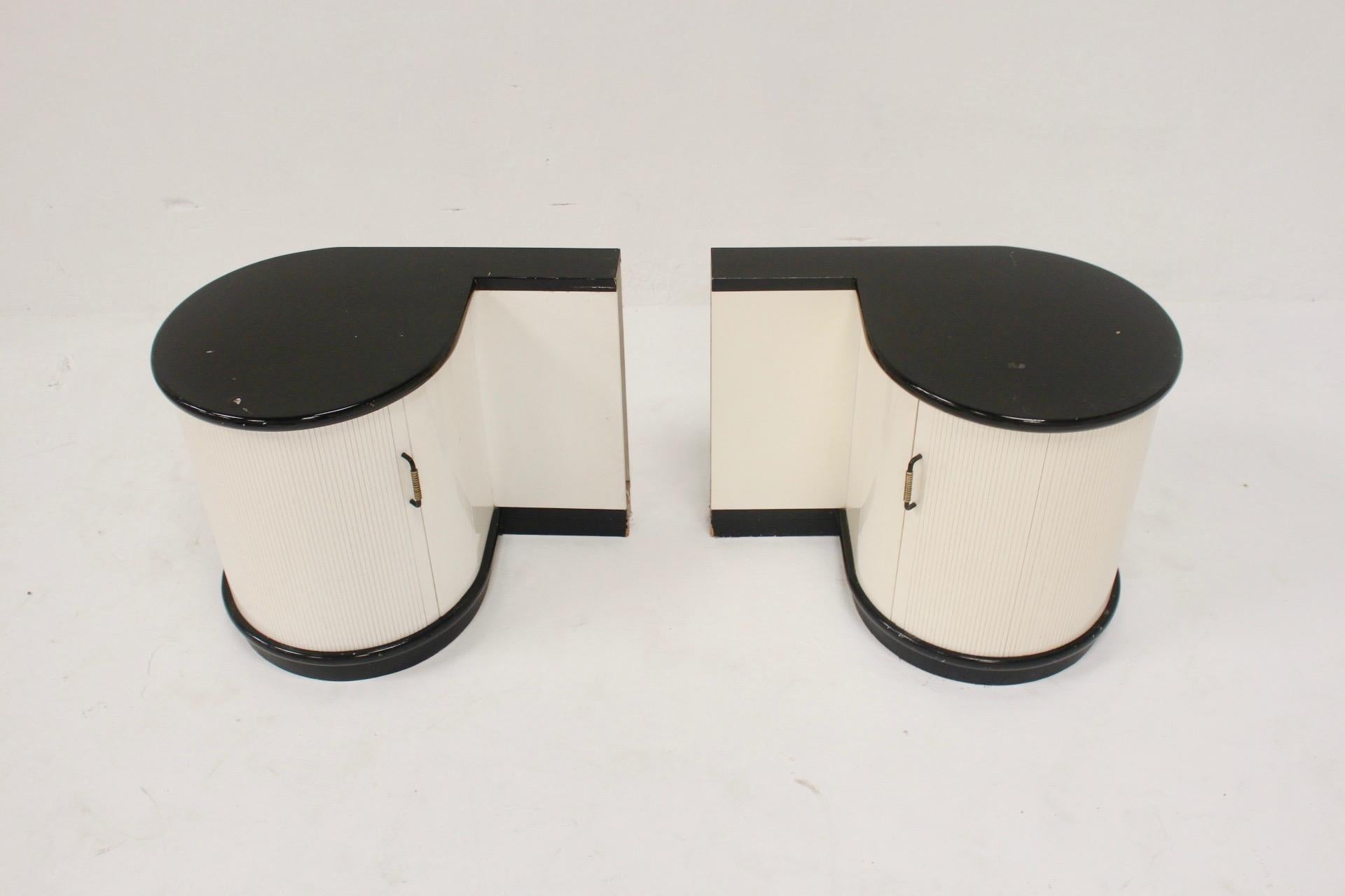 Postmodern Memphis Style Withe and Black Lacquered Round Nightstands, 1980s For Sale 3