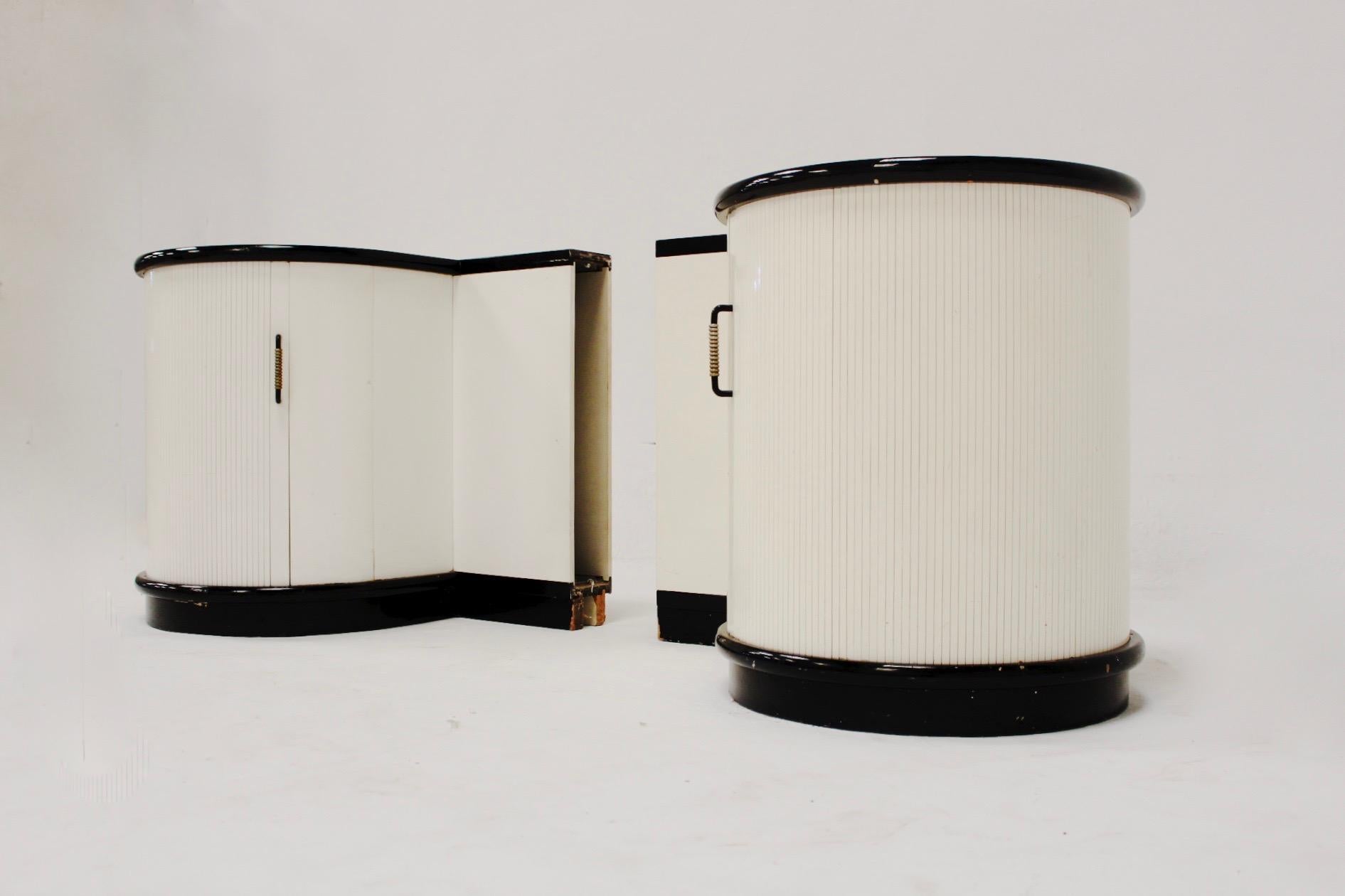 Postmodern Memphis Style Withe and Black Lacquered Round Nightstands, 1980s For Sale 4