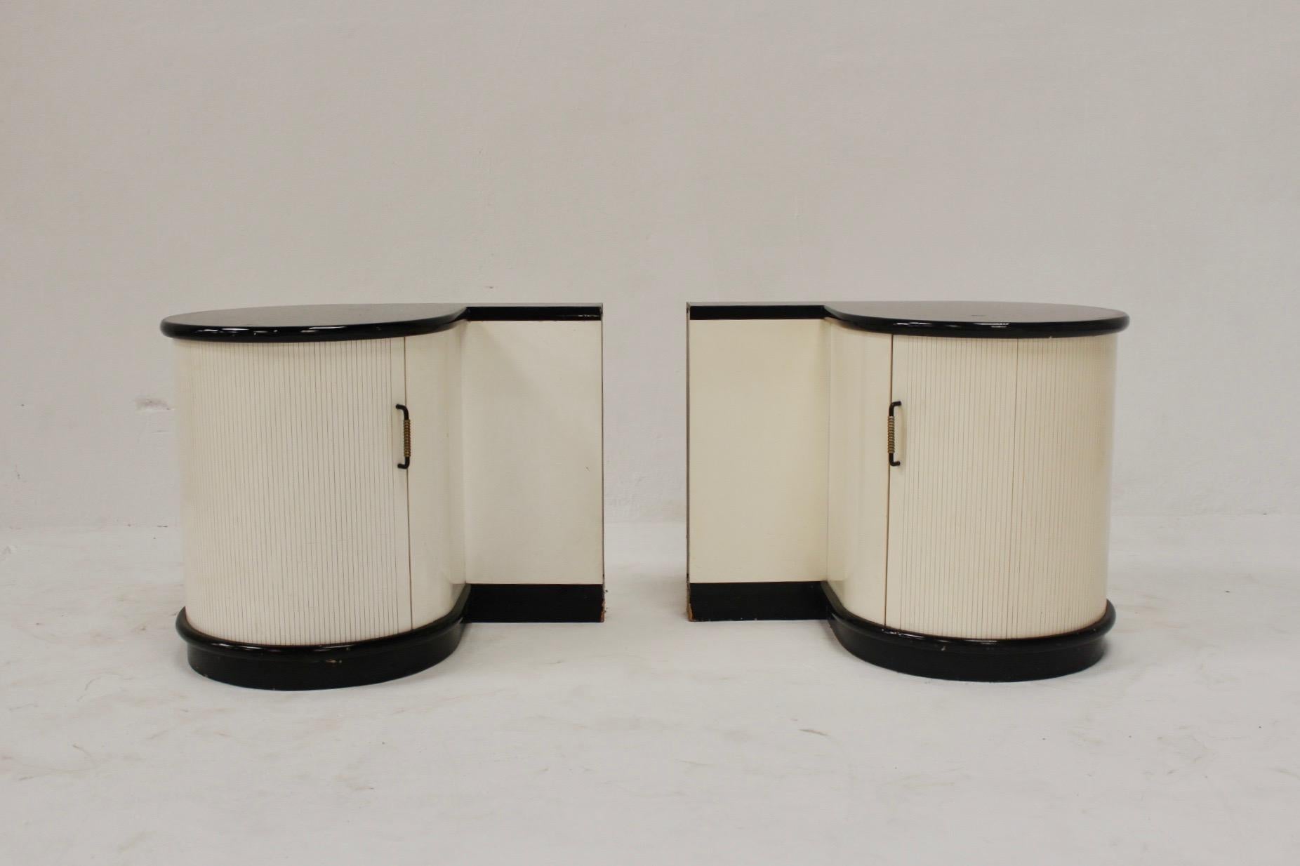 Postmodern Memphis Style Withe and Black Lacquered Round Nightstands, 1980s For Sale 5