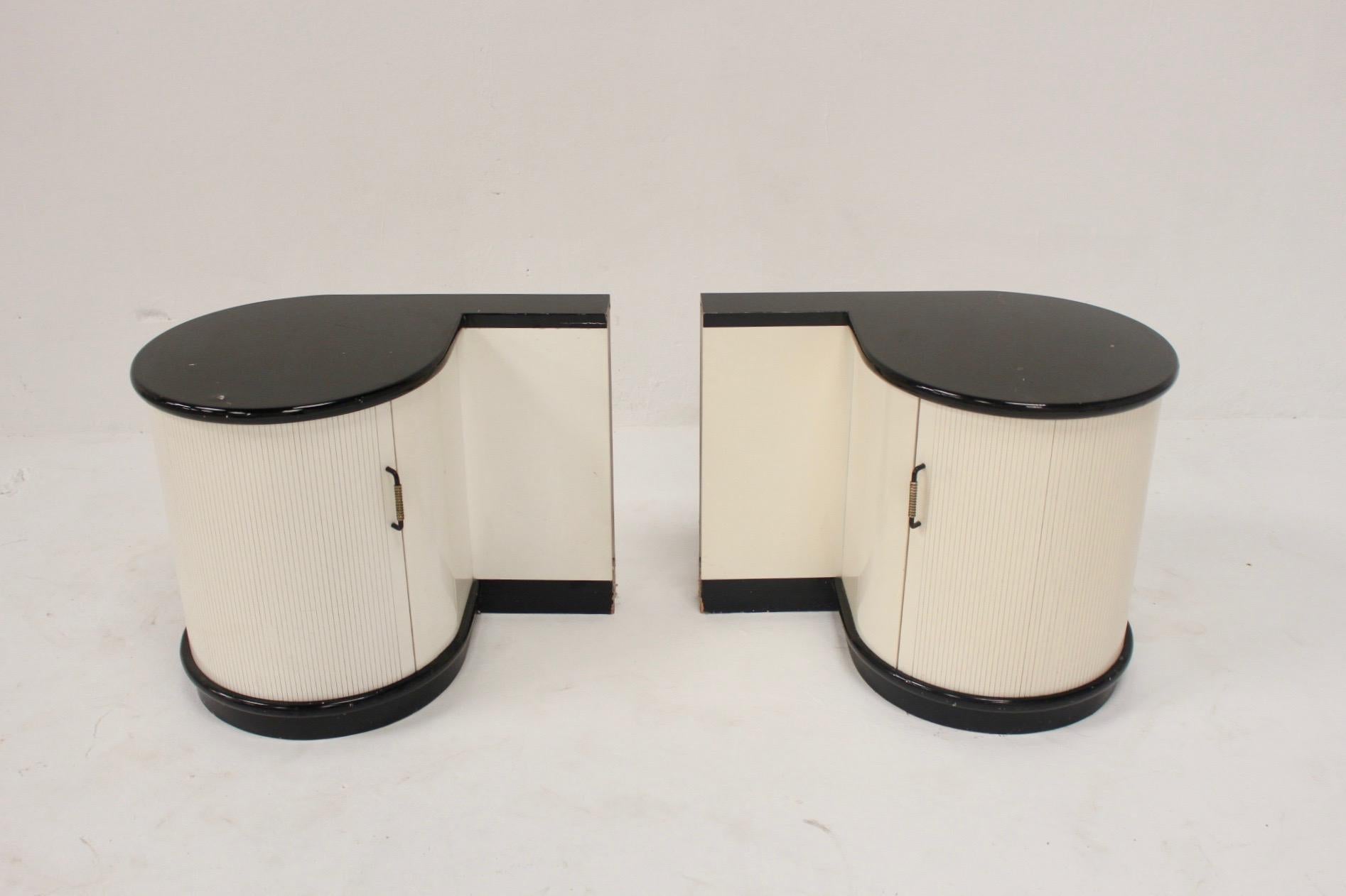 Amazing pair of Postmodern Memphis style withe and black lacquered round nightstands, 1980s.

- Curved and sliding door.
 