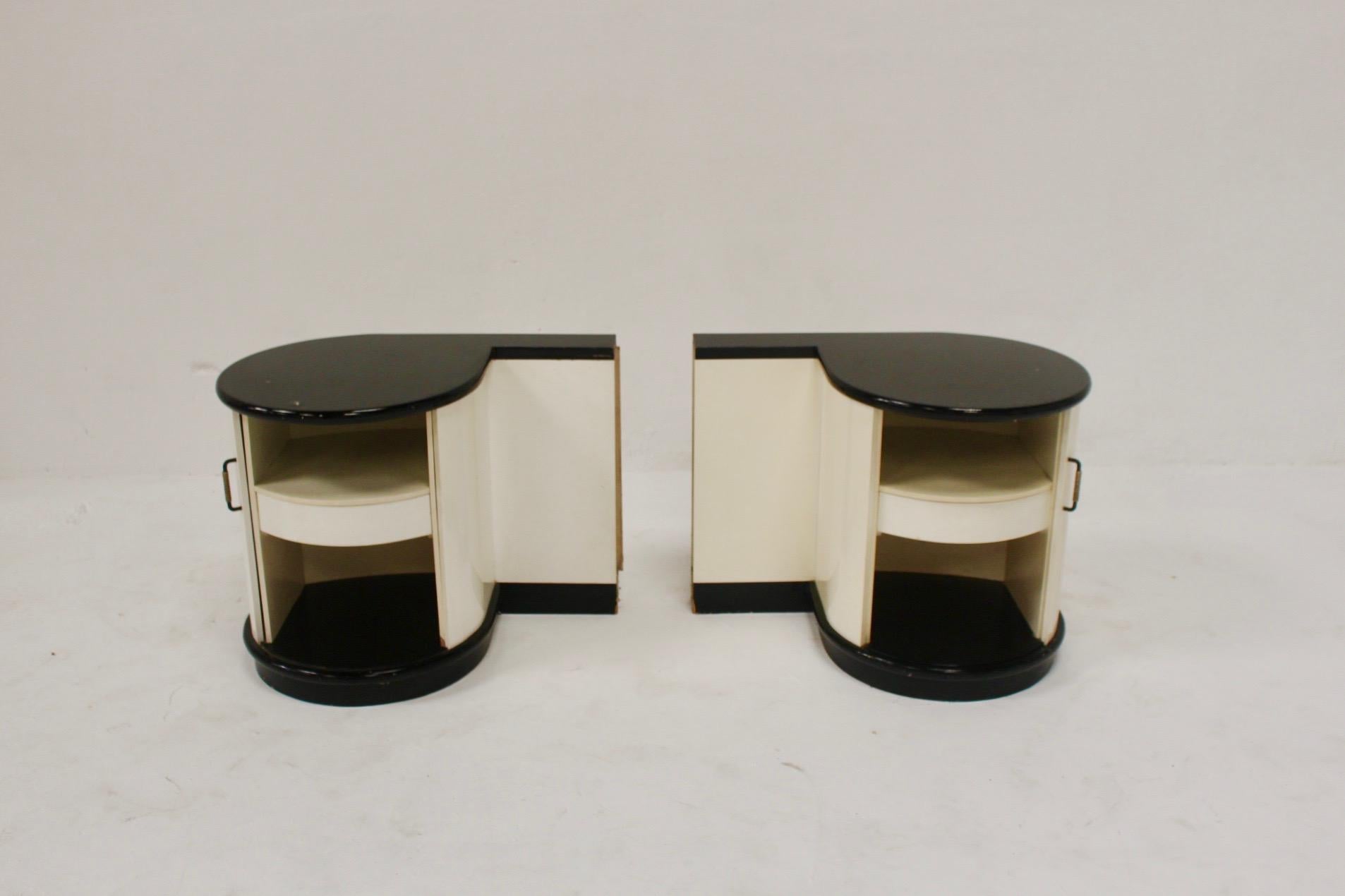 Post-Modern Postmodern Memphis Style Withe and Black Lacquered Round Nightstands, 1980s For Sale