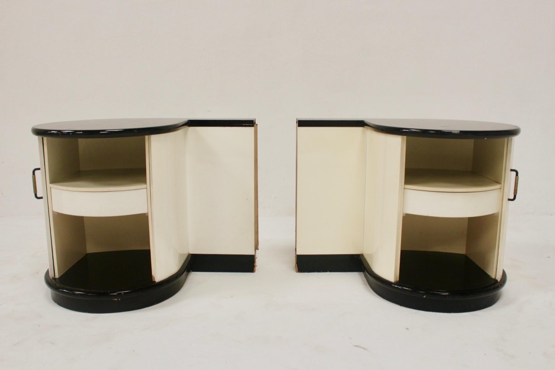 European Postmodern Memphis Style Withe and Black Lacquered Round Nightstands, 1980s For Sale