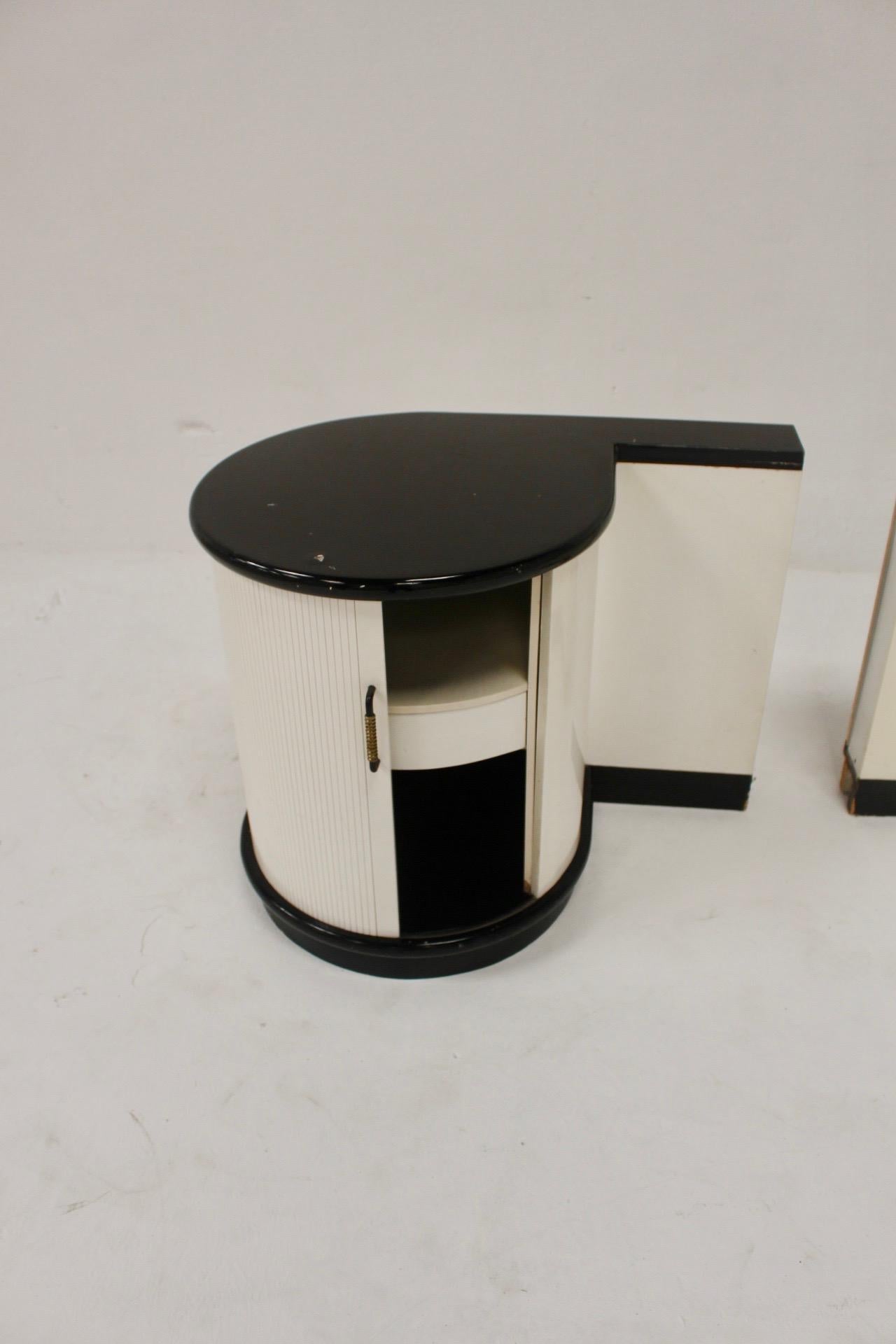 Postmodern Memphis Style Withe and Black Lacquered Round Nightstands, 1980s In Good Condition For Sale In Valencia, Valencia