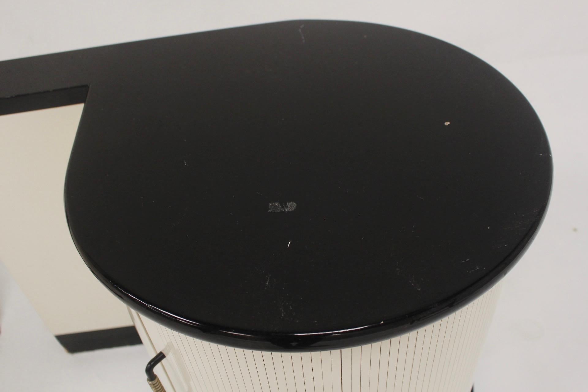 Wood Postmodern Memphis Style Withe and Black Lacquered Round Nightstands, 1980s For Sale