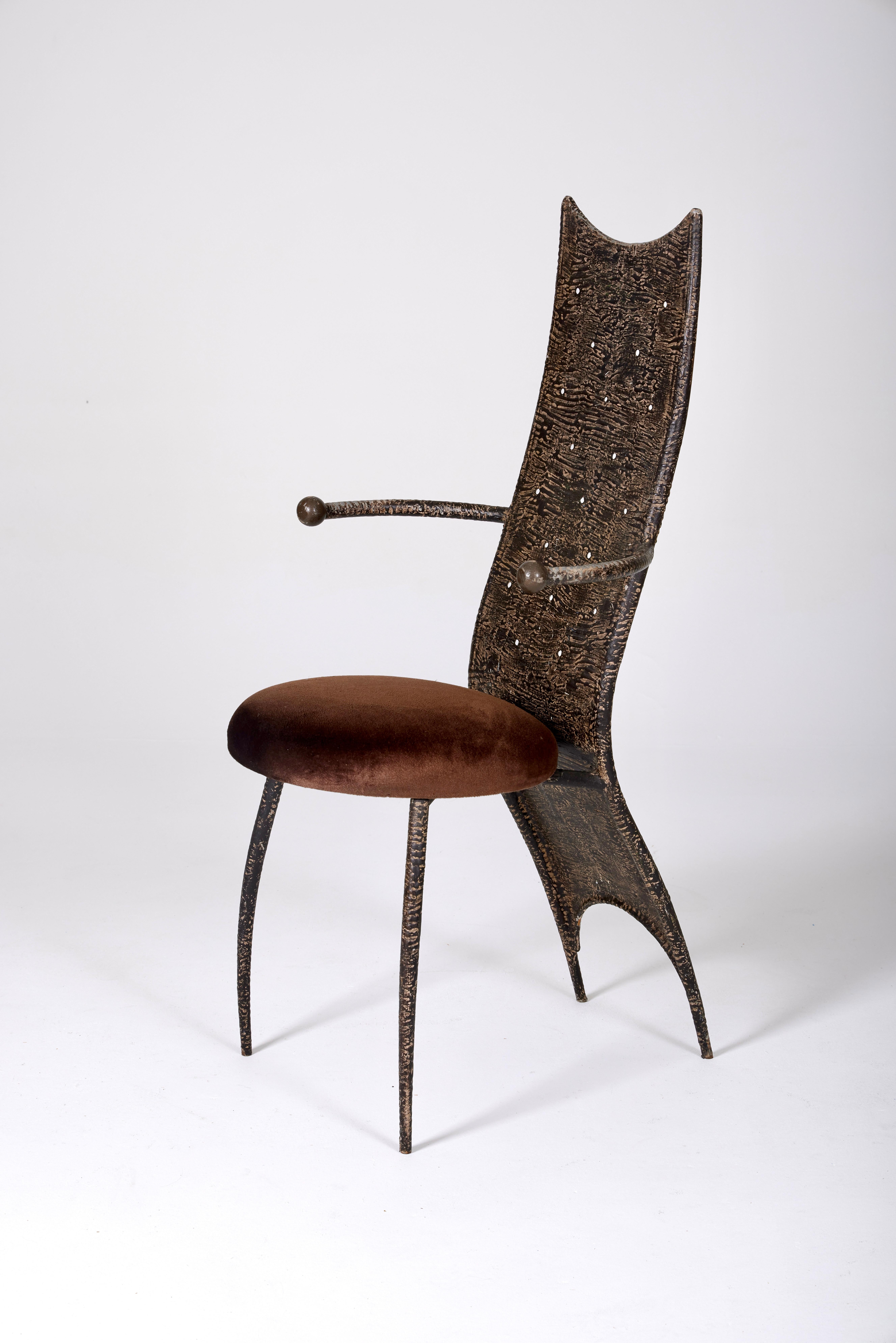 Pressed metal chair inspired by the En attendant les barbares gallery's collection, from the 1990s. The seat features a brown velvet cushion. This chair will perfectly complement the furniture of designers Elisabeth Garouste and Mattia