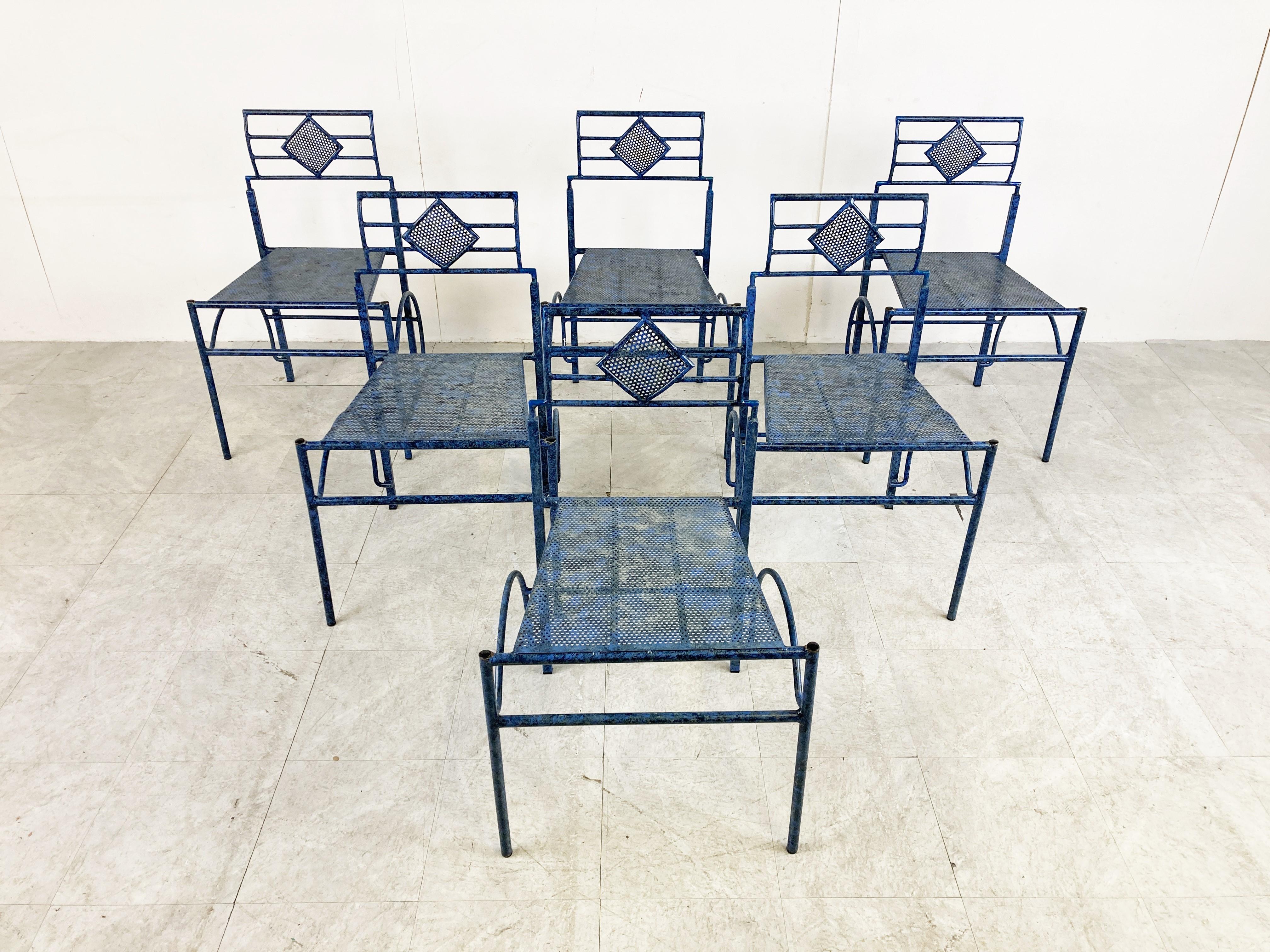 Vintage post modern blue metal dining chairs.

The chairs have a unique and attractive design with perforated seats.

This set can be used inside and outside.

1980s - Italy

Very good condition

Dimensions:
Height: 83cm/32.67