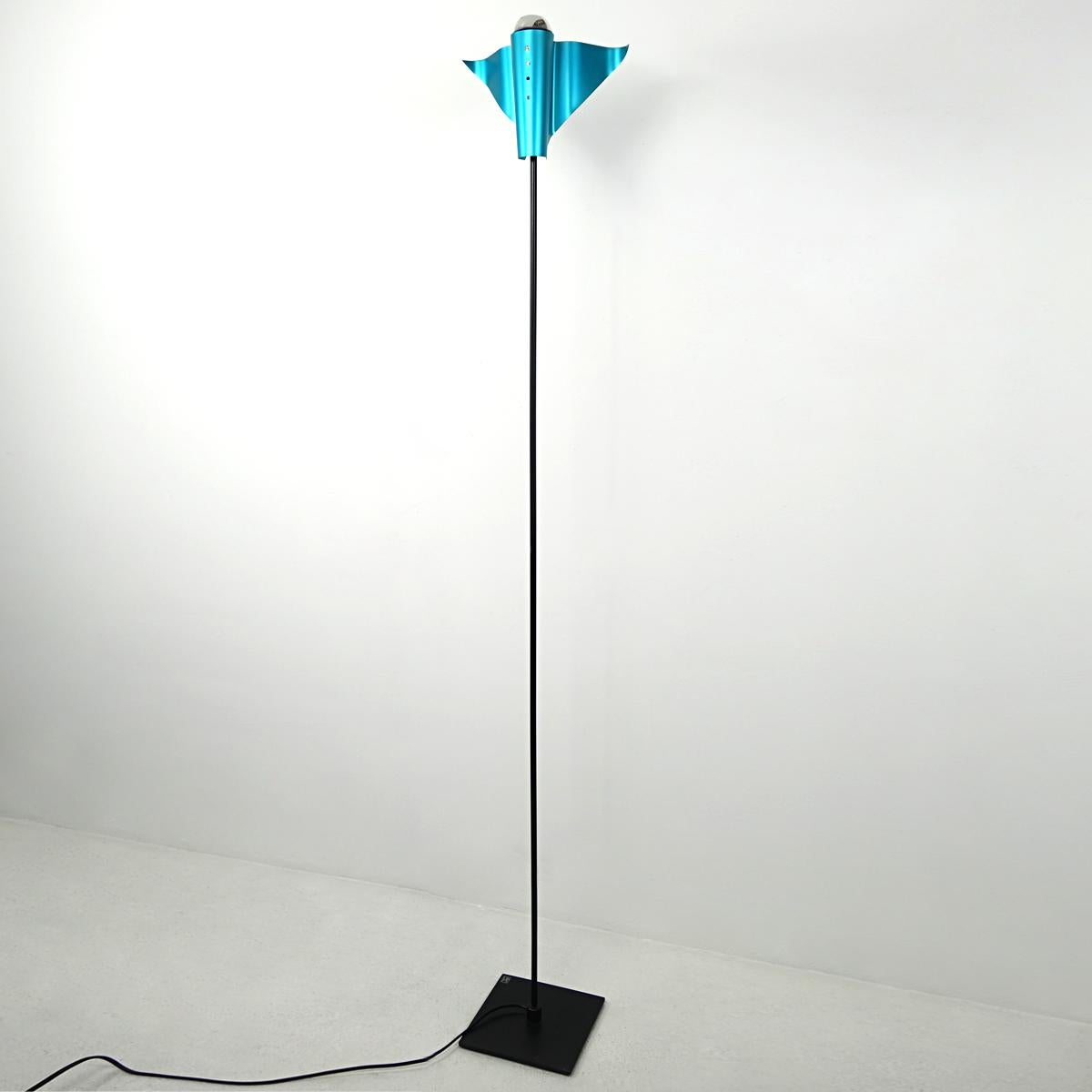 Charming floor lamp made by Dutch design firm Bjart Rhenen. 
The shade made of aluminium has the shape of a bird.
This lamp dates back to the 1980's. Bjart Rhenen no longer exists today.