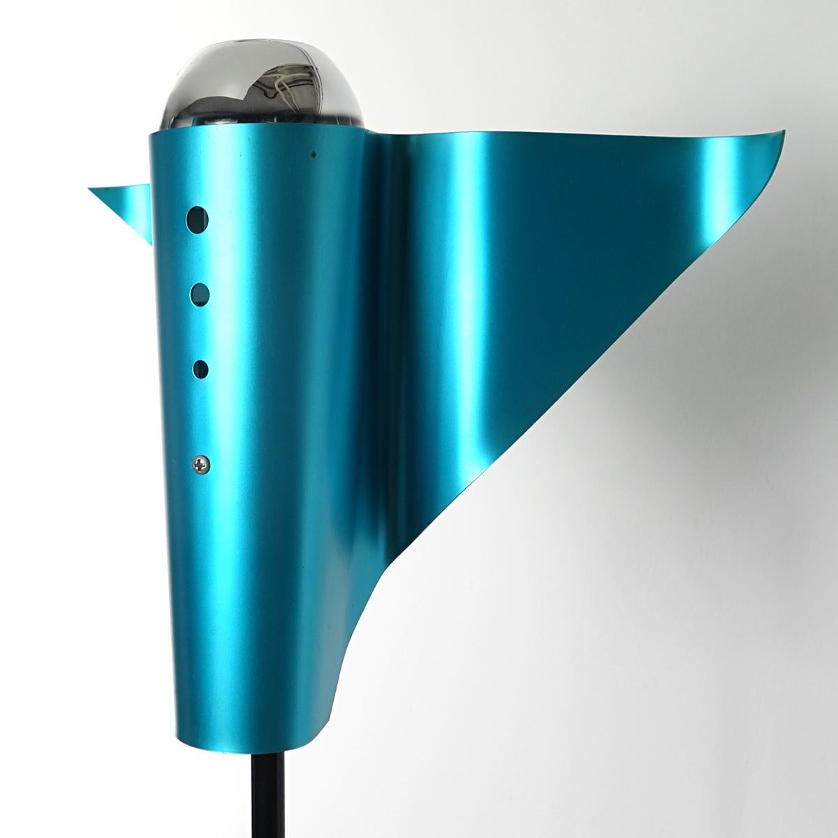 Lámpara de pie posmoderna de metal con pantalla azul en forma de pájaro, de Bjart Rhenen Holandés en venta