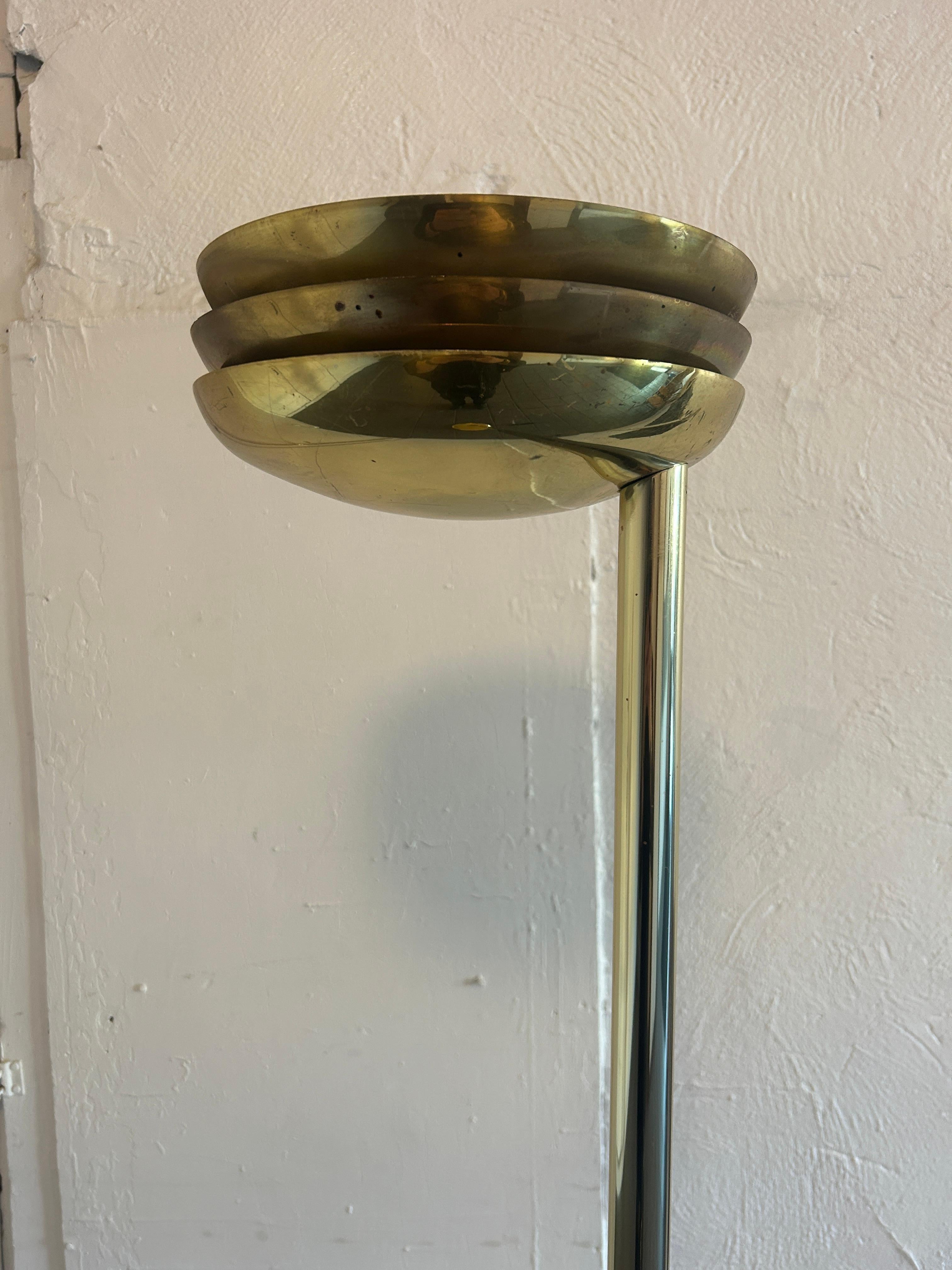 Lámpara de pie de antorcha alta postmoderna de mediados de siglo en cromo dorado con ventilación. Bombilla halógena Se enciende hacia arriba como se ve en la foto. Estupenda lámpara de pie de los años 80. Situado en Brooklyn NYC. 

Enchufe americano