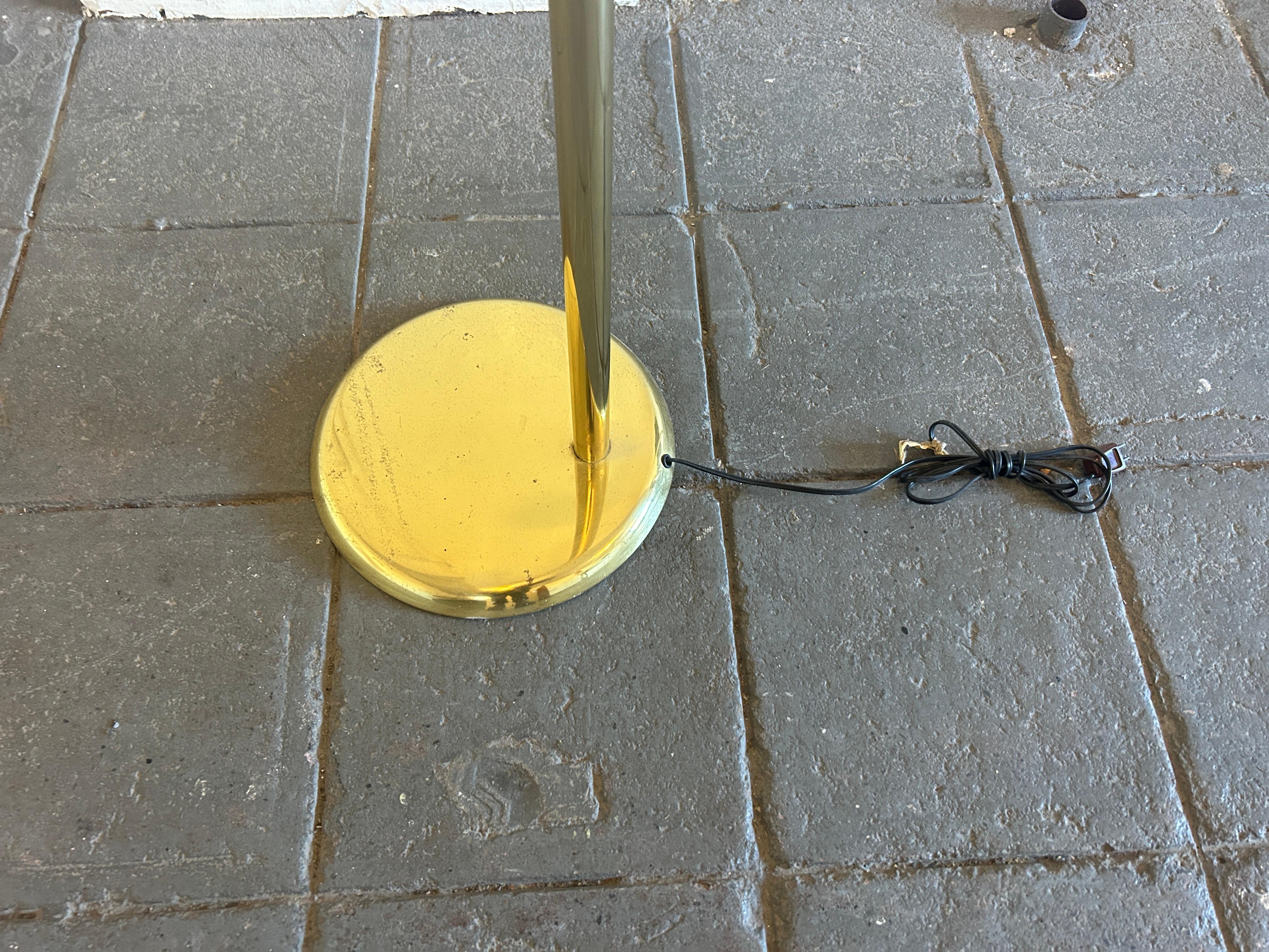 Lámpara de pie Post Modern Midcentury Gold Chrome Vented Tall Torch Posmoderno en venta