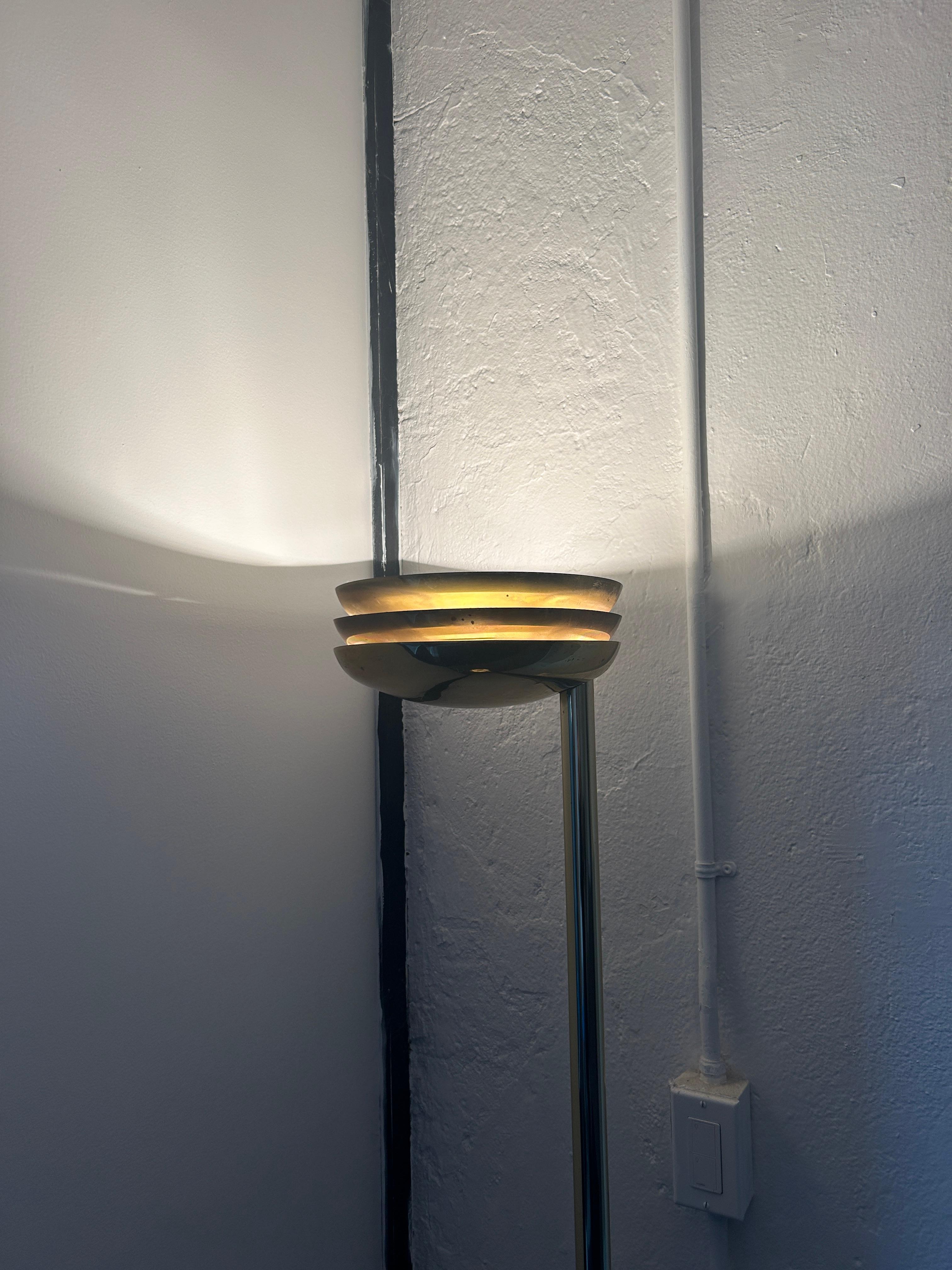 Lámpara de pie Post Modern Midcentury Gold Chrome Vented Tall Torch Estadounidense en venta