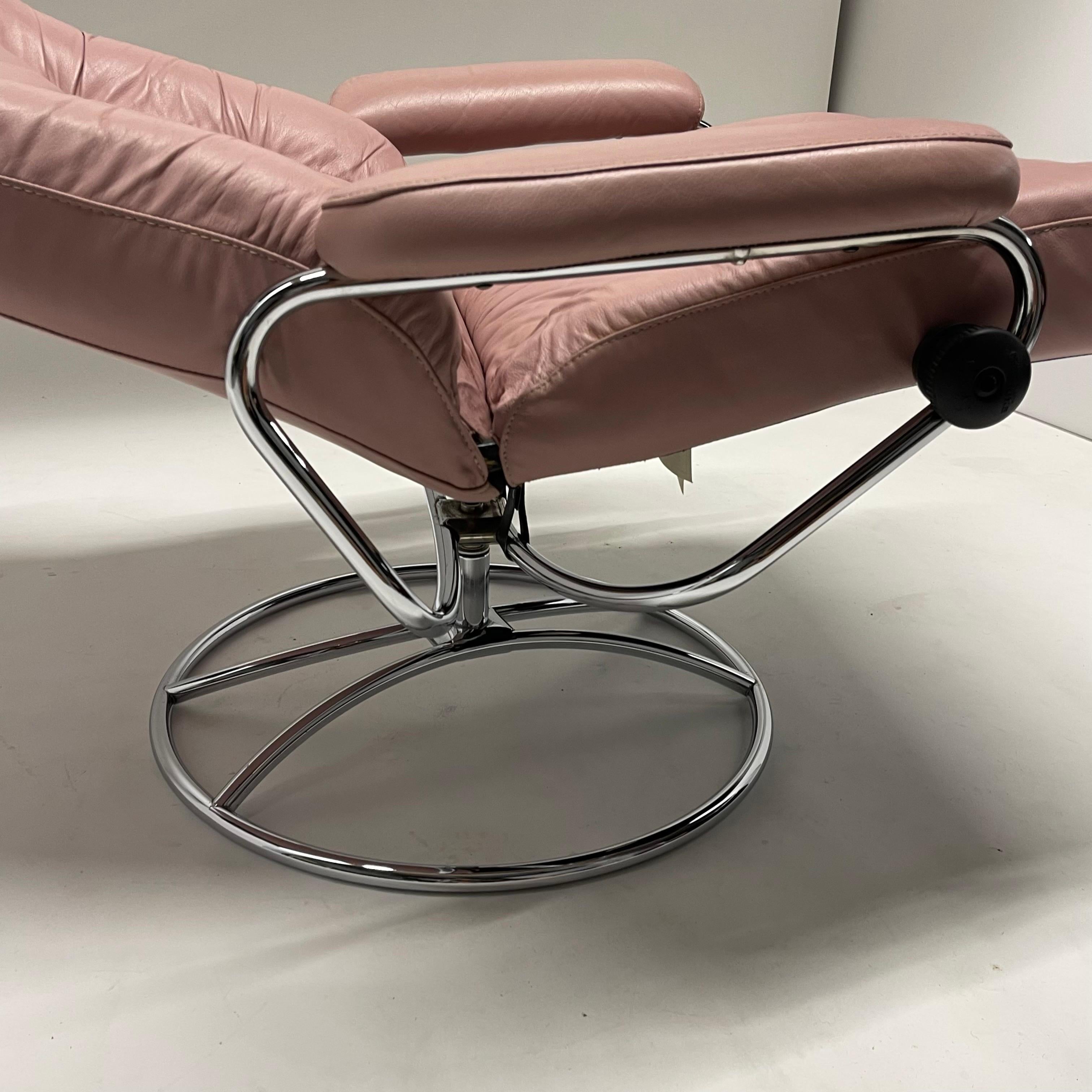 Postmoderner Millennial-Loungesessel und Ottomane aus rosa Leder „Stressless“ im Angebot 4