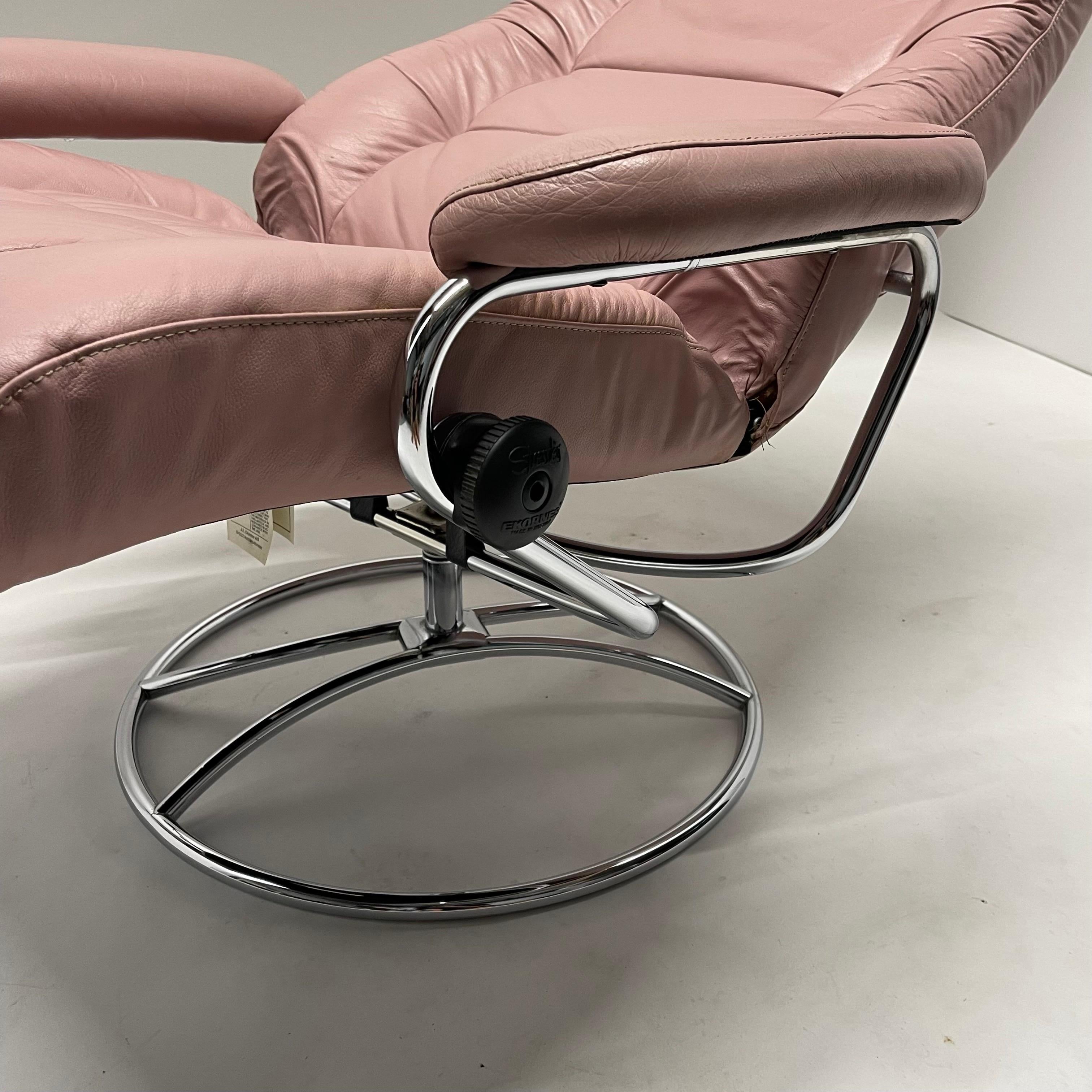 Postmoderner Millennial-Loungesessel und Ottomane aus rosa Leder „Stressless“ im Angebot 5