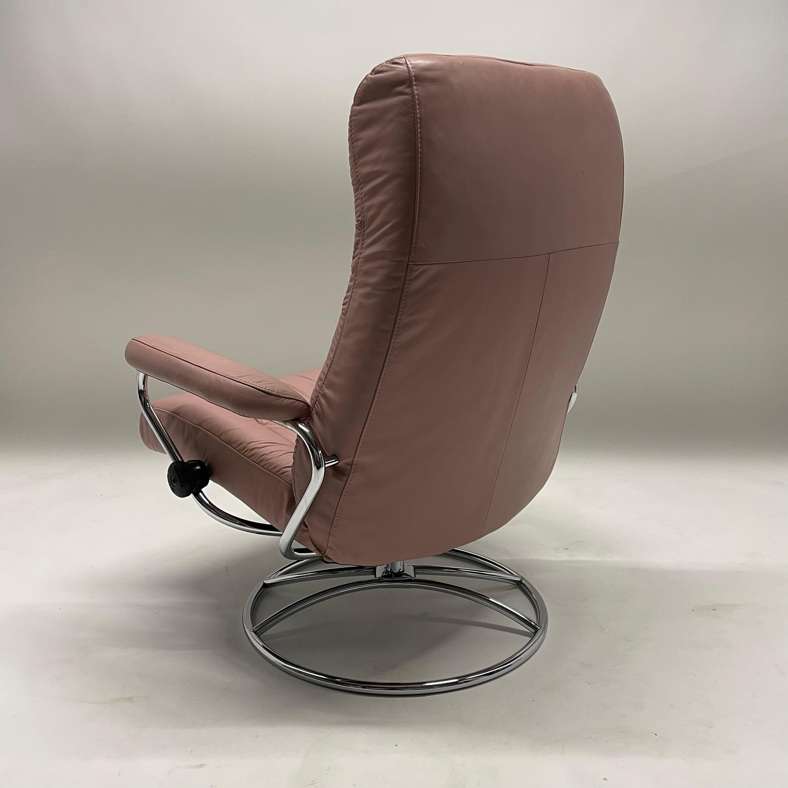 Postmoderner Millennial-Loungesessel und Ottomane aus rosa Leder „Stressless“ im Zustand „Gut“ im Angebot in Miami, FL