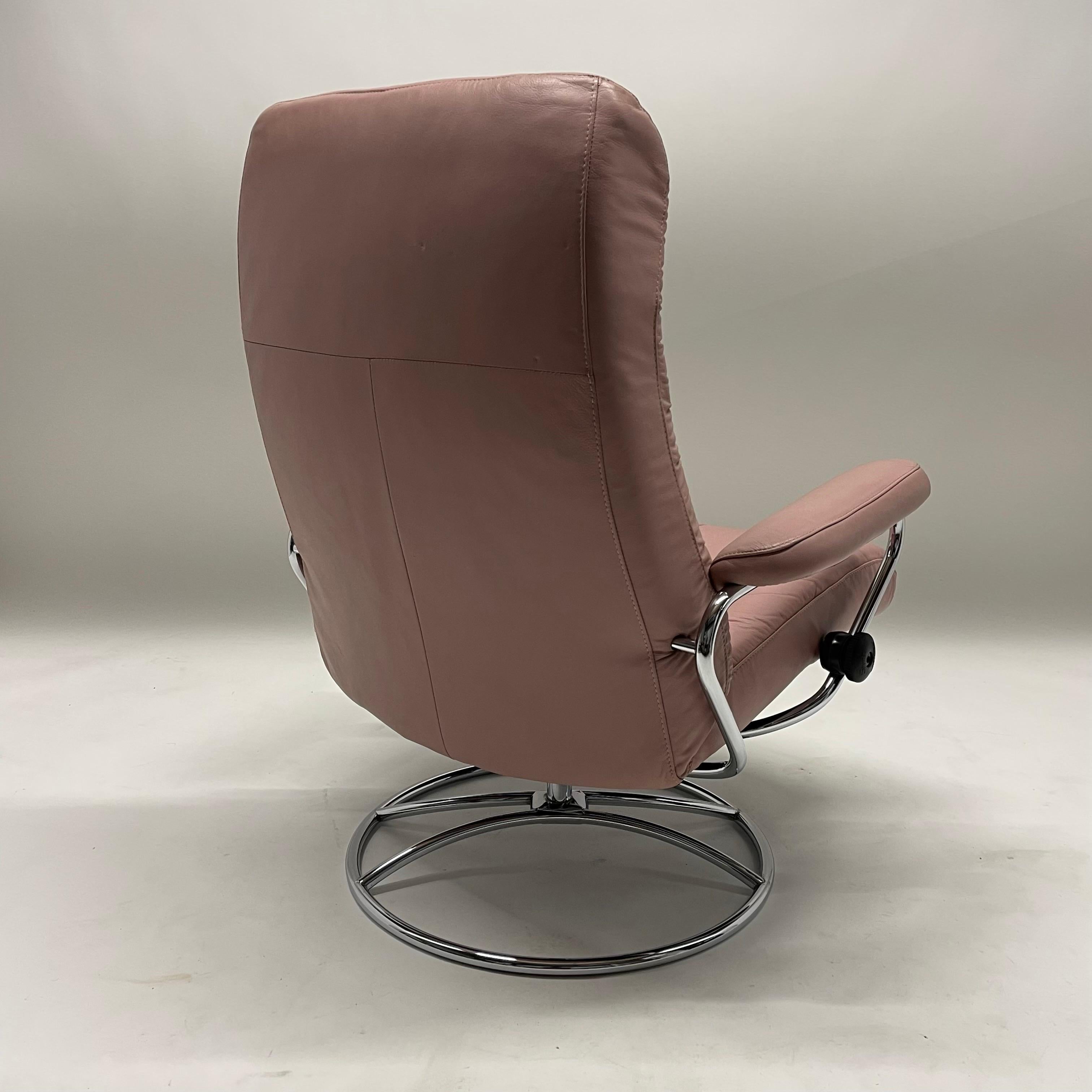 Postmoderner Millennial-Loungesessel und Ottomane aus rosa Leder „Stressless“ (Stahl) im Angebot