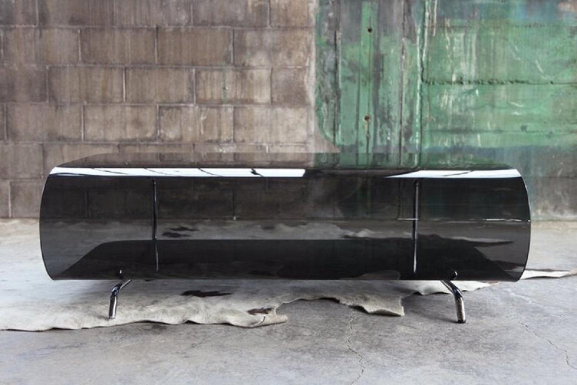 Cette table minimaliste, post-moderne et moderne, à la manière de Milo Baughman, serait parfaite dans un décor moderne ou du milieu du siècle. Cette table est polyvalente et peut accueillir de nombreux livres ou magazines, et présente une esthétique