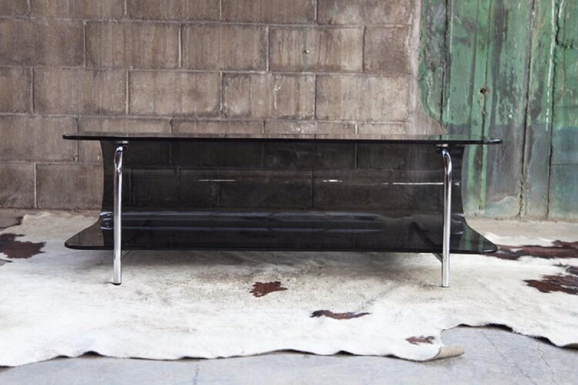 Postmoderne Table basse post-moderne en verre fumé et chrome plié de style Milo Baughman en vente