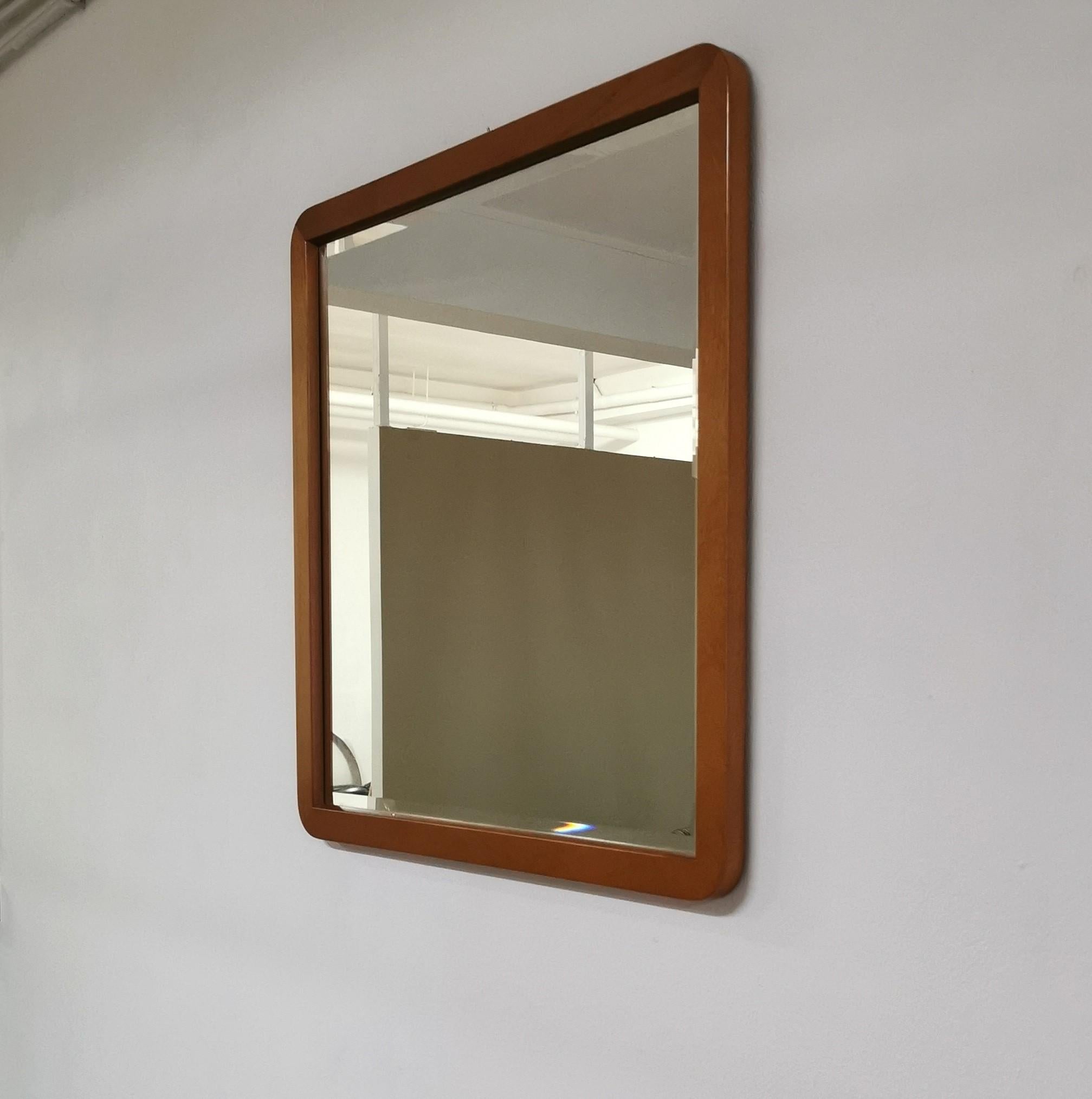 Calligaris Square mirror with curved cherrywood frame and ground glass. Italian production of the 1990s.



Note: We try to offer our customers an excellent service even in shipments all over the world, collaborating with one of the best shipping