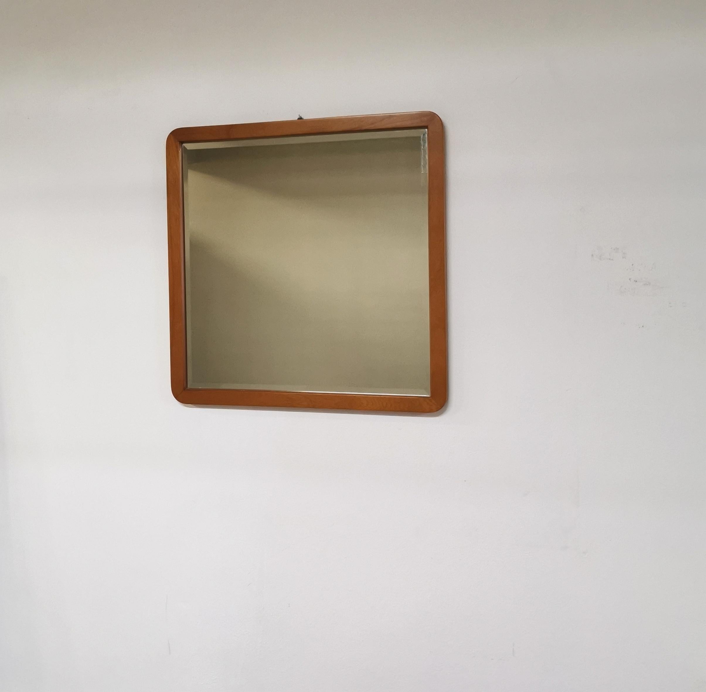 Quadratischer Wandspiegel aus Kirschbaumholz und Milchglas, Calligaris, Modern, Italien, 1990er Jahre (Glas) im Angebot