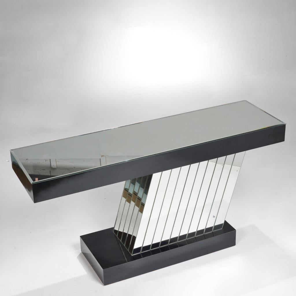Table console post-moderne avec un plateau en miroir et de longues lamelles en miroir le long du cadre avec des bords noirs mats.
Cette table a un design magnifiquement équilibré et est en merveilleux état.