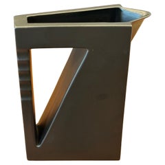 Jarra Postmoderna Modelo "B" de Cerámica Negro Mate de Claude Dumas