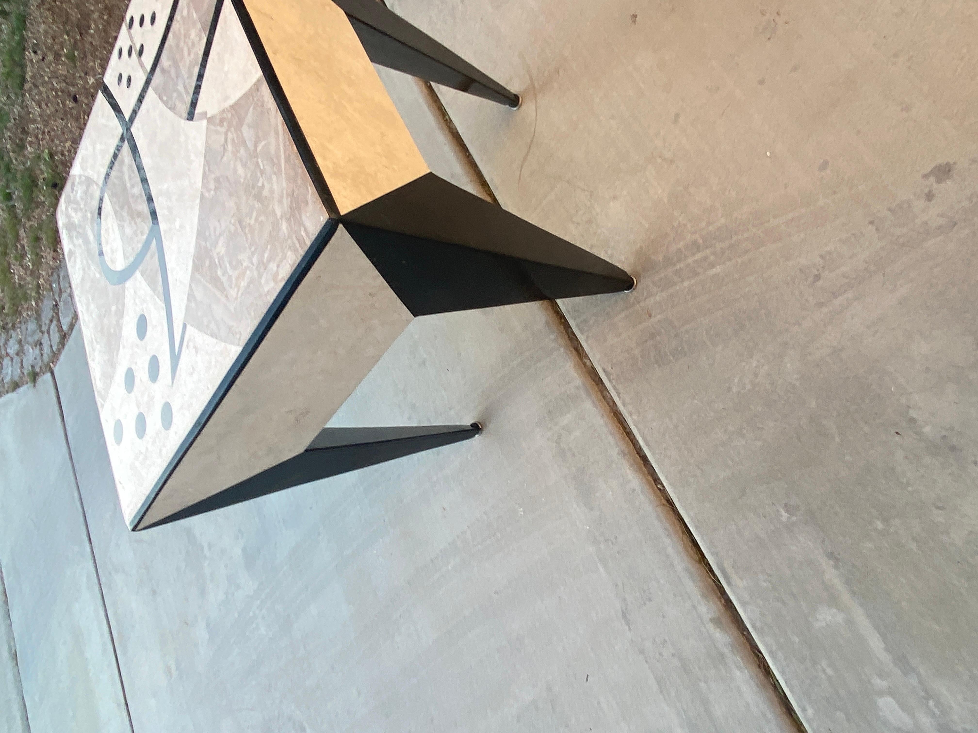 Table d'appoint post-moderne et moderne à plateau en pierre tesselée noir, blanc et taupe   en vente 5
