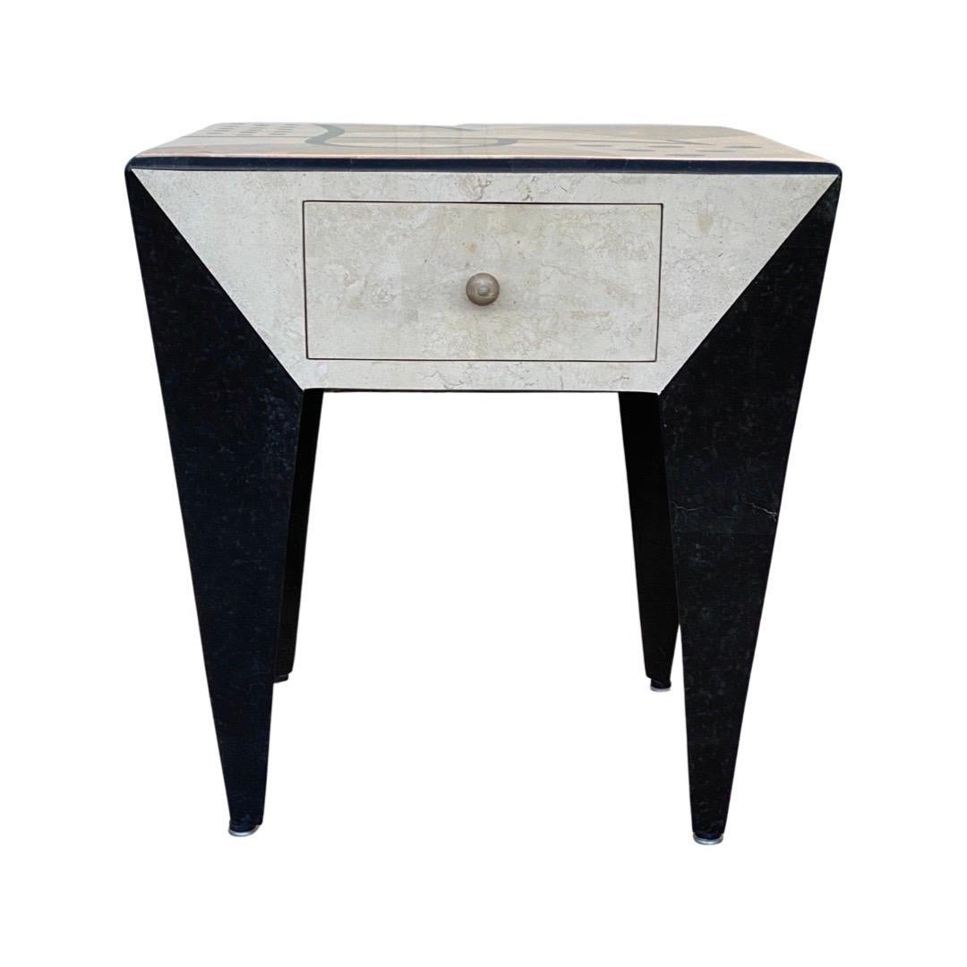 Table d'appoint post-moderne et moderne à plateau en pierre tesselée noir, blanc et taupe   en vente 6