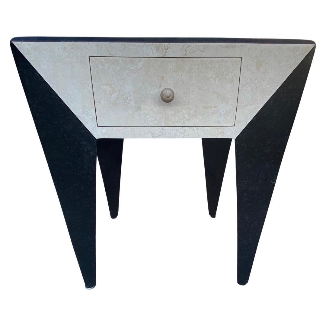 Table d'appoint post-moderne et moderne à plateau en pierre tesselée noir, blanc et taupe   en vente 7