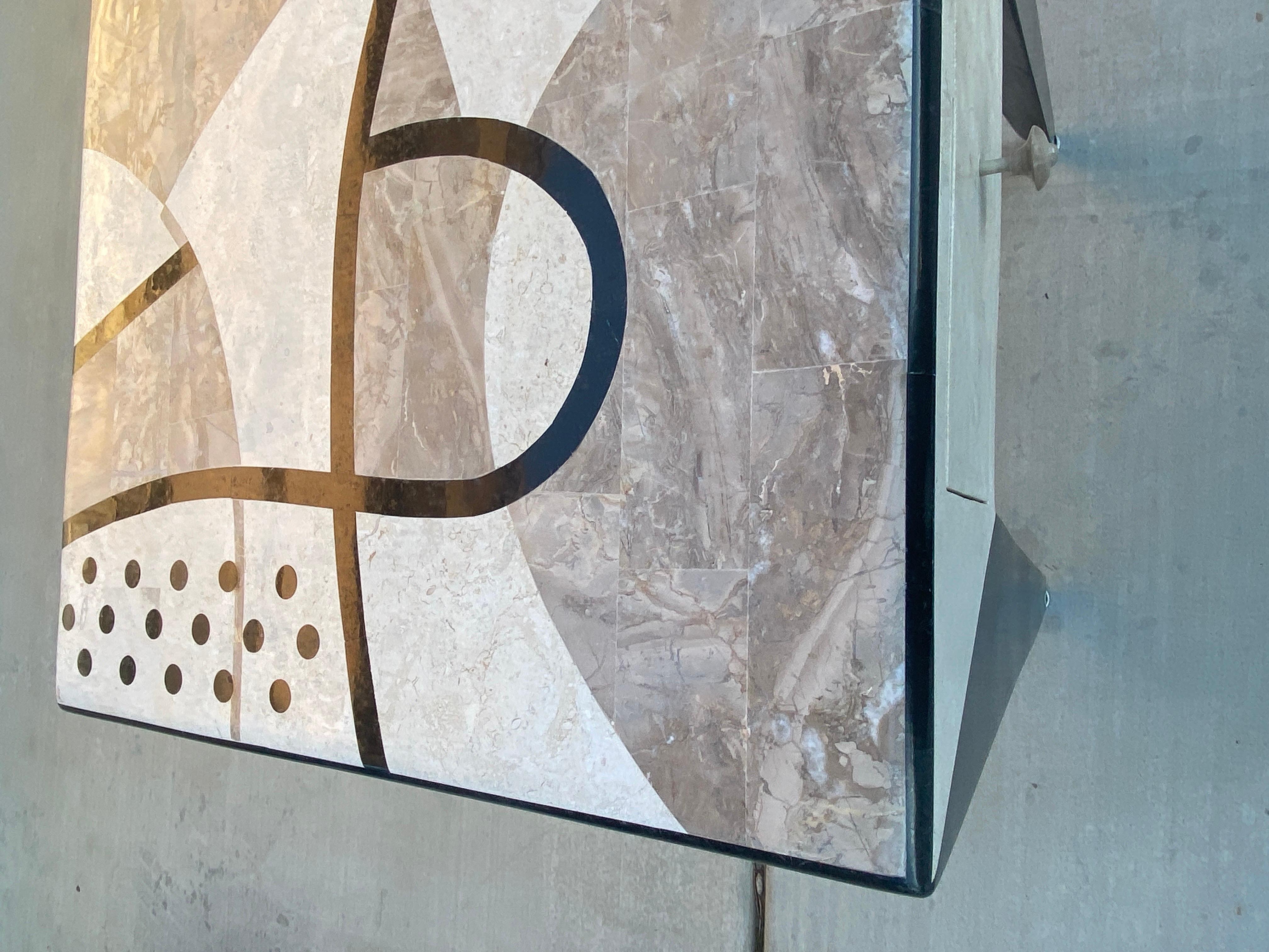 Philippin Table d'appoint post-moderne et moderne à plateau en pierre tesselée noir, blanc et taupe en vente