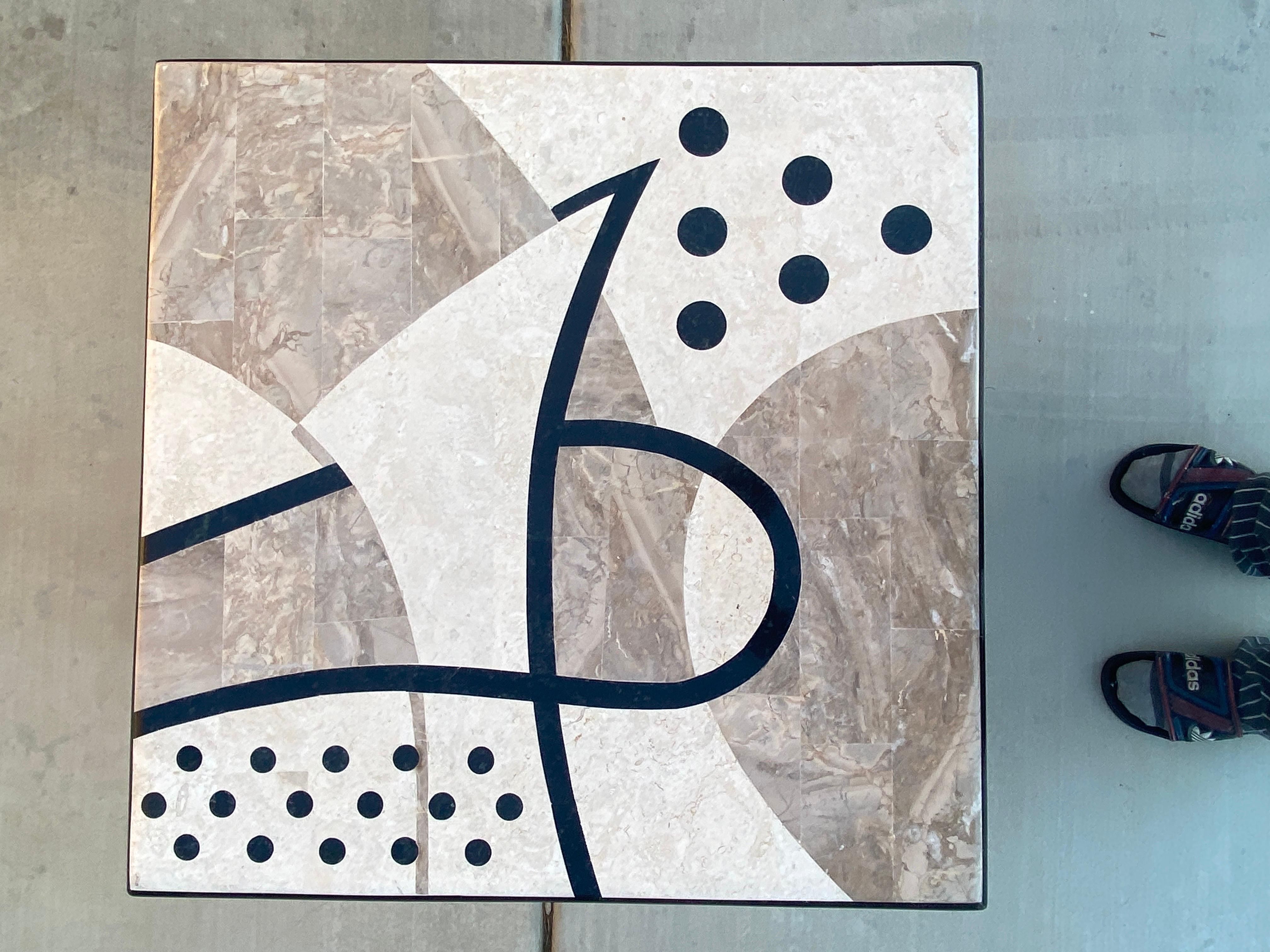 Table d'appoint post-moderne et moderne à plateau en pierre tesselée noir, blanc et taupe en vente 1