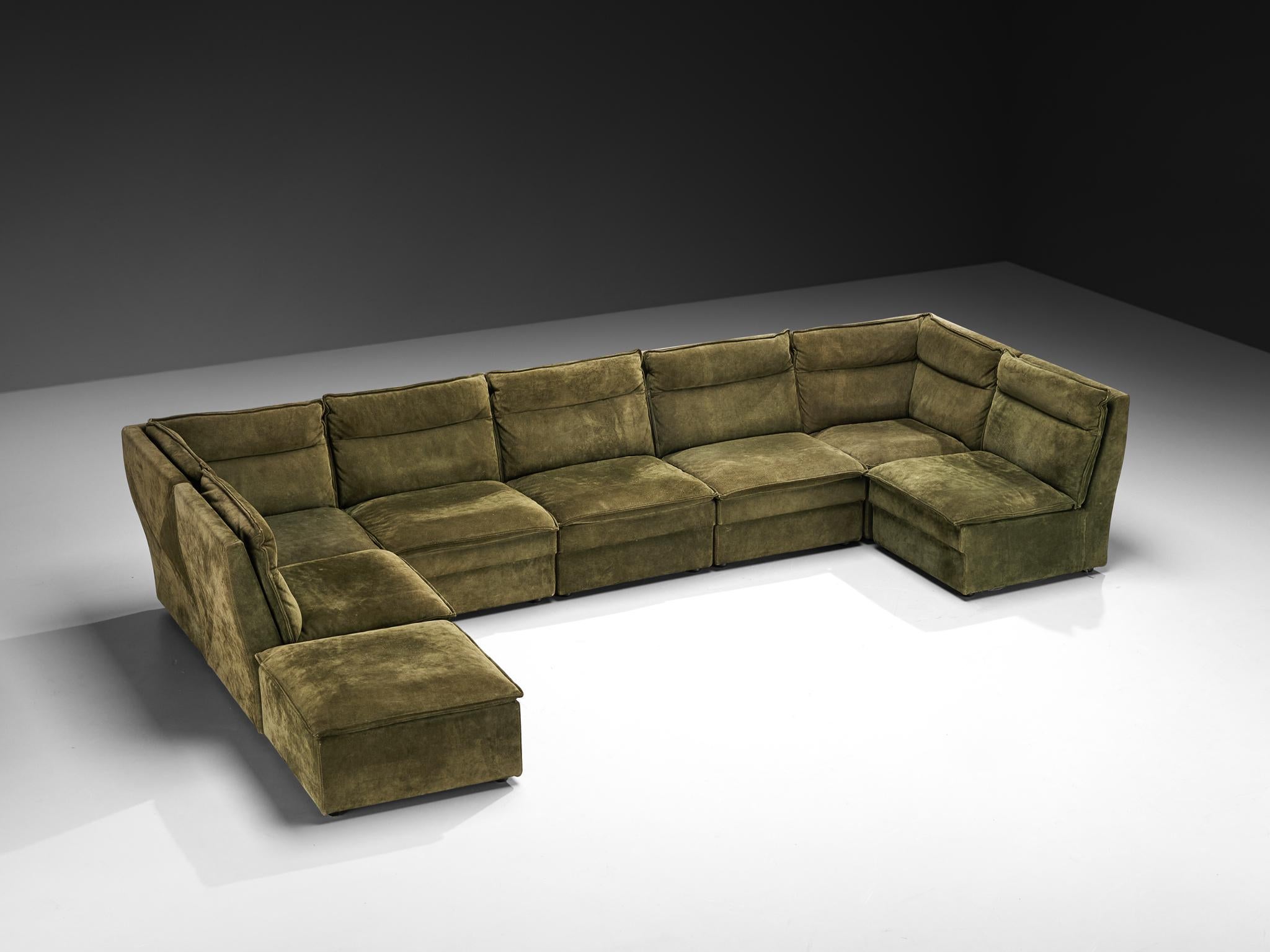 Modular sofa, suede, wood, Europe, 1970s

This large modular sofa from the 1970s offers a practical and well-balanced combination of comfort, flexibility, and understated style. Upholstered in a natural-toned green suede, the material adds a soft,