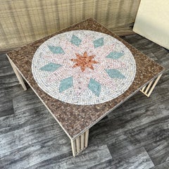 Tavolino da caffè post moderno con piano a mosaico. Circa anni '80