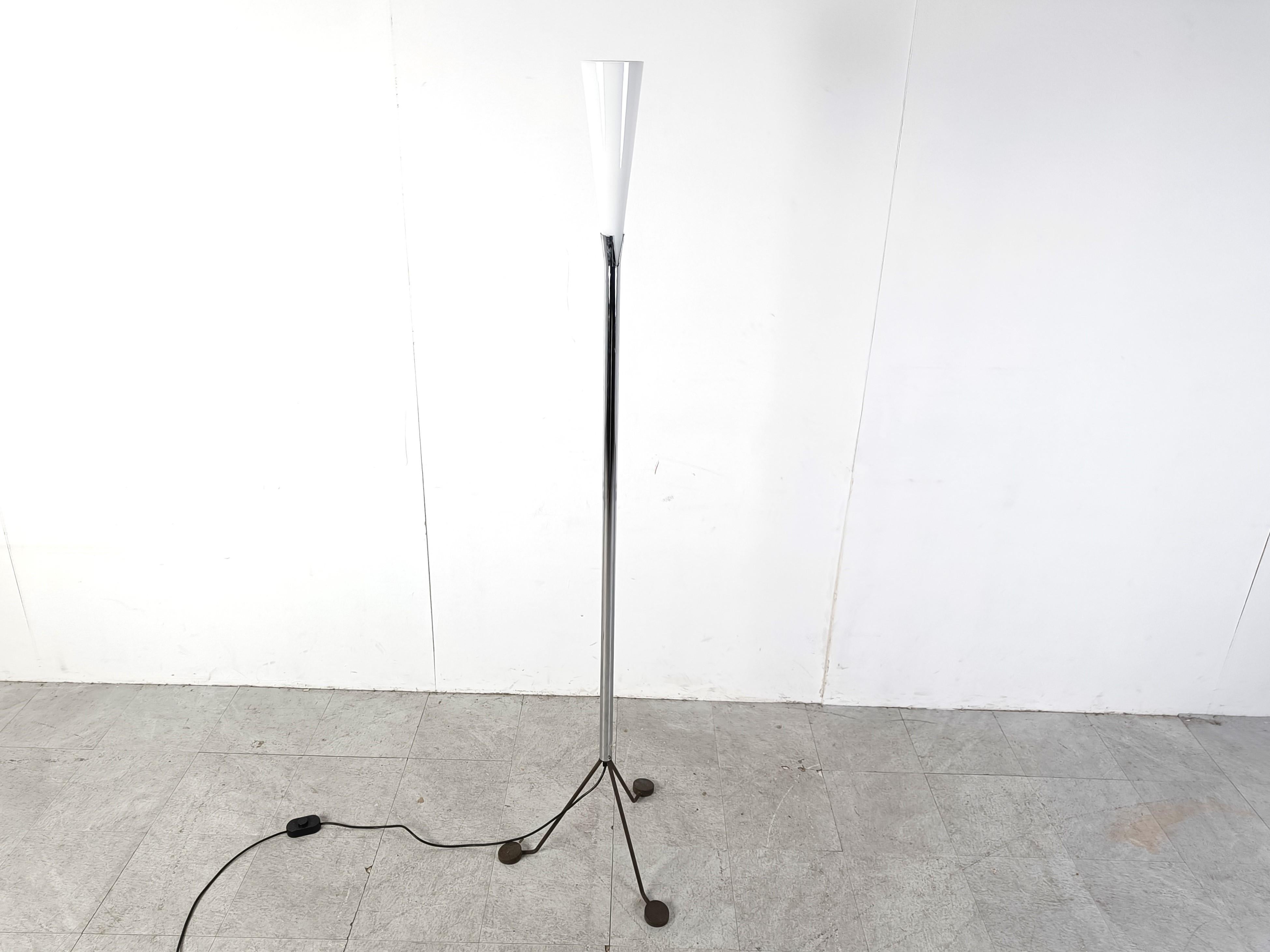 Vintage-Stehleuchte 'Line', entworfen von Jeannot Cerutti für Veart.

Die Lampe hat einen dreibeinigen Metallsockel und einen konischen Lampenschirm aus Murano-Glas.

Guter Zustand, getestet und einsatzbereit.

1990er Jahre - Italien

Höhe: