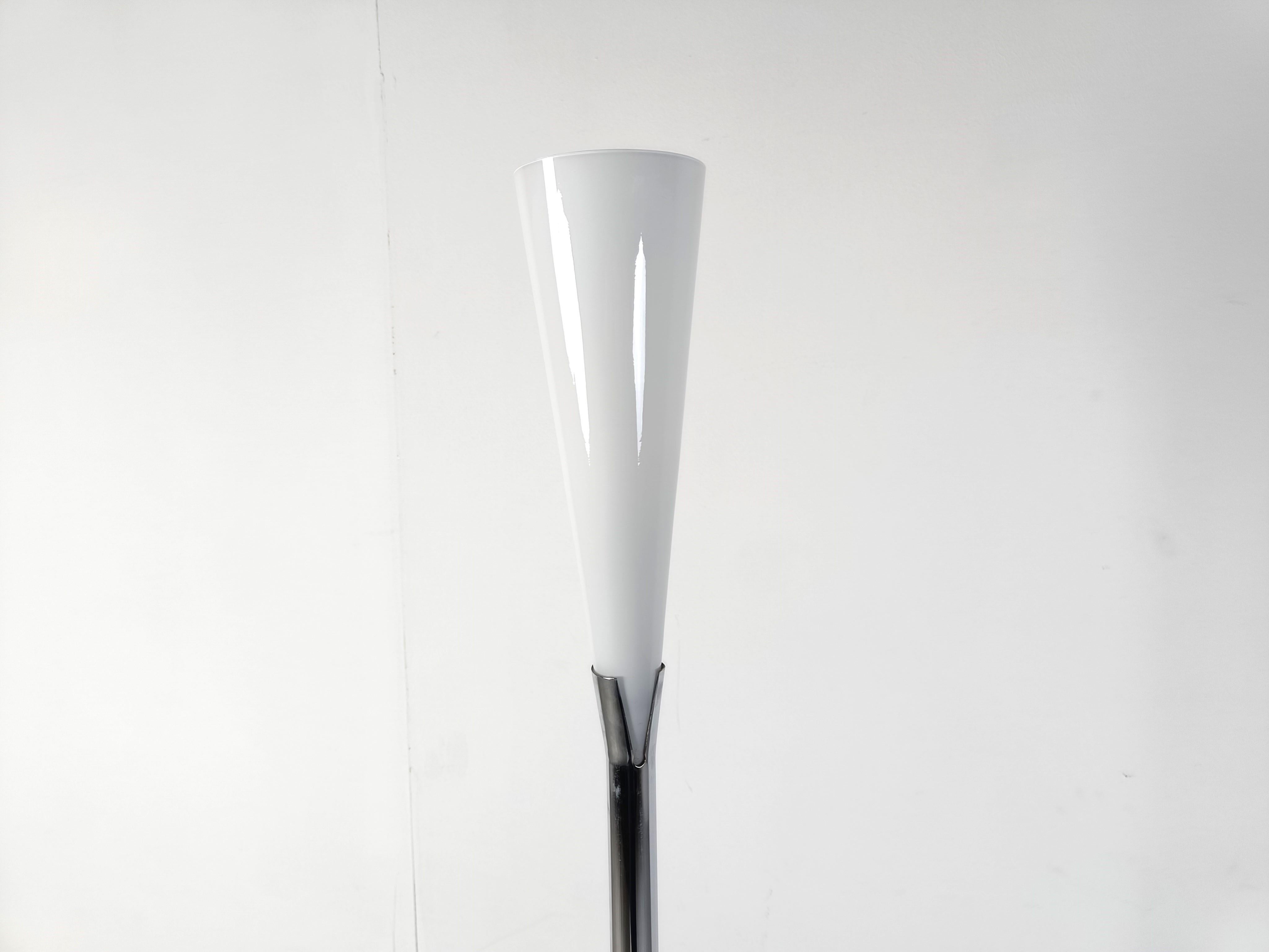 Post modern murano glass floor lamp by Veart, 1990s  In Good Condition For Sale In HEVERLEE, BE