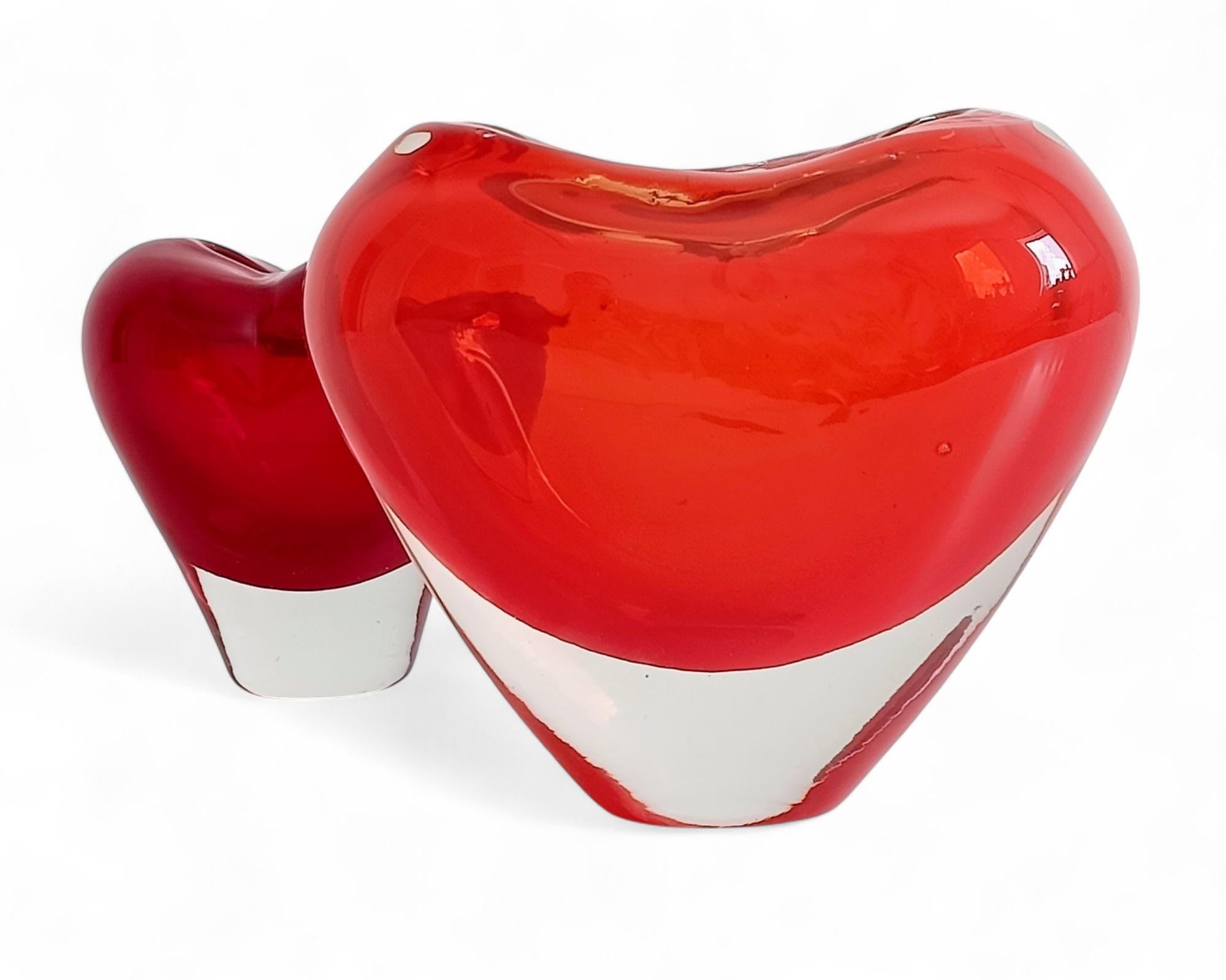 Coppia di vasi a cuore in vetro di Murano Glass Sommerso, attribuiti a Maria Christina Hamel per Salviati, anni '90

Una straordinaria coppia di vasi in vetro di Murano soffiato a mano a forma di cuori stilizzati, realizzati con la tecnica del