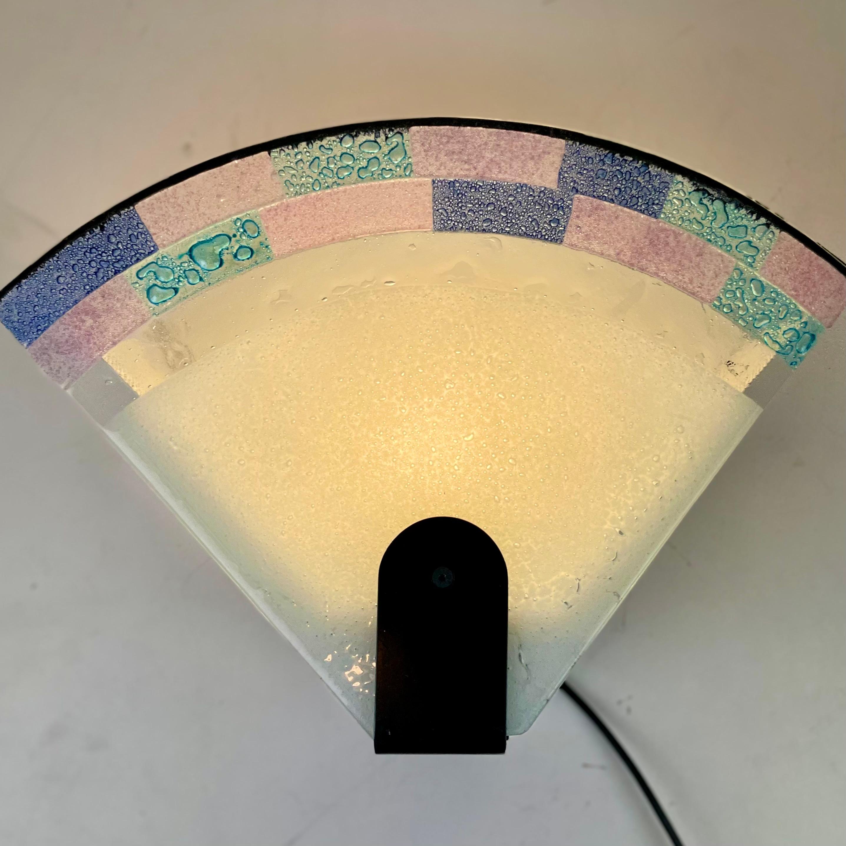 Apliques de pared postmodernos italianos de cristal de Murano con textura azul y rosa en forma de abanico sobre una base de metal negro con una rejilla de metal blanco en los laterales que da un bonito efecto de luz en la pared, diseñados por Zonca