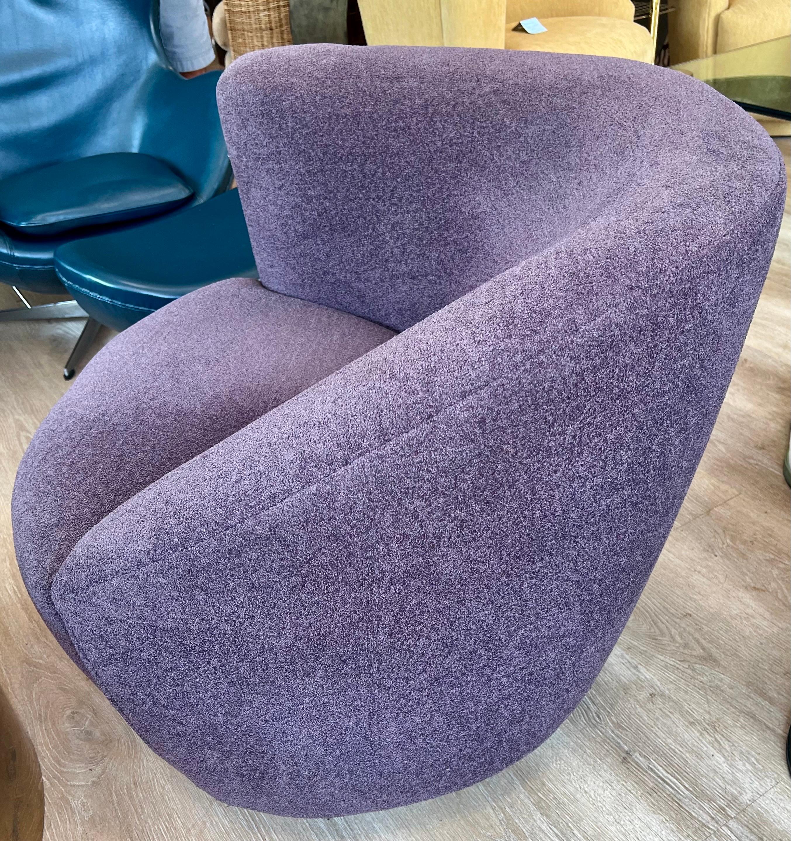 Elegante e ambita sedia postmoderna Nautilus, nota anche come sedia Cavatappi.  Si prega di notare che questa sedia non presenta segni di riconoscimento.  Linee fantastiche e il nuovo lussuoso tessuto Donghia color lavanda che rende questo capo