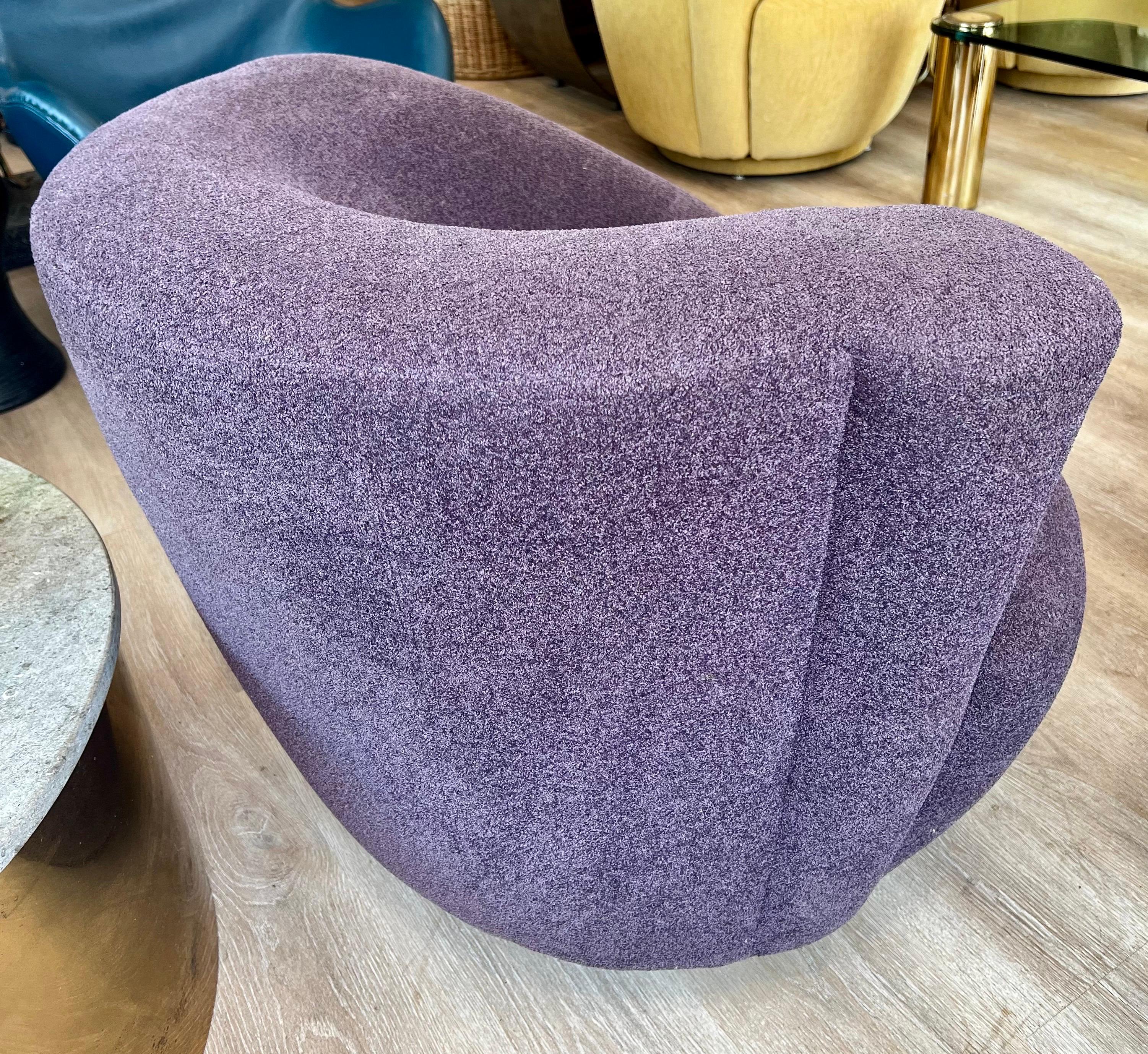 Sedia girevole Nautilus Corksrew post moderna con tessuto Donghia lavanda più recente In condizioni buone in vendita a West Hartford, CT