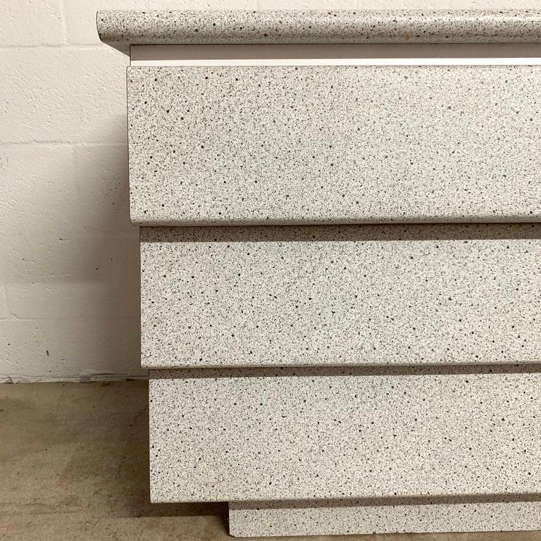Formica Commode à neuf tiroirs postmoderne en granit et stratifié de mica blanc en vente