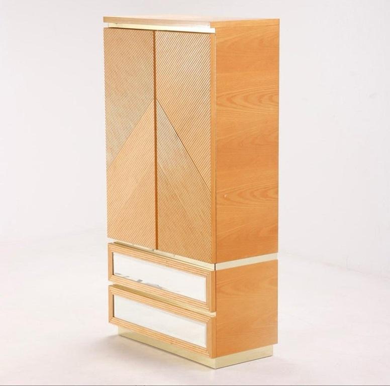 Armadio o guardaroba alto con specchio in rovere post moderno. Le porte sono dotate di frontali in finto bambù. Dispone di 2 cassetti sottostanti e 2 cassetti dietro le ante del mobile. Specchio montato all'interno dell'anta dell'armadio. C 1980.