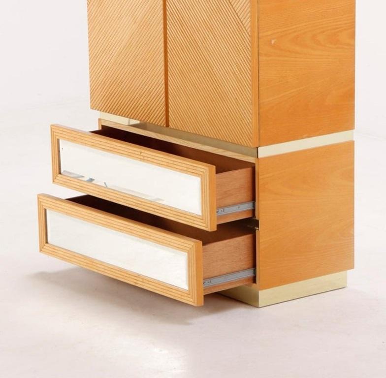 Postmoderno Armadio o guardaroba con specchio in rovere post moderno in vendita