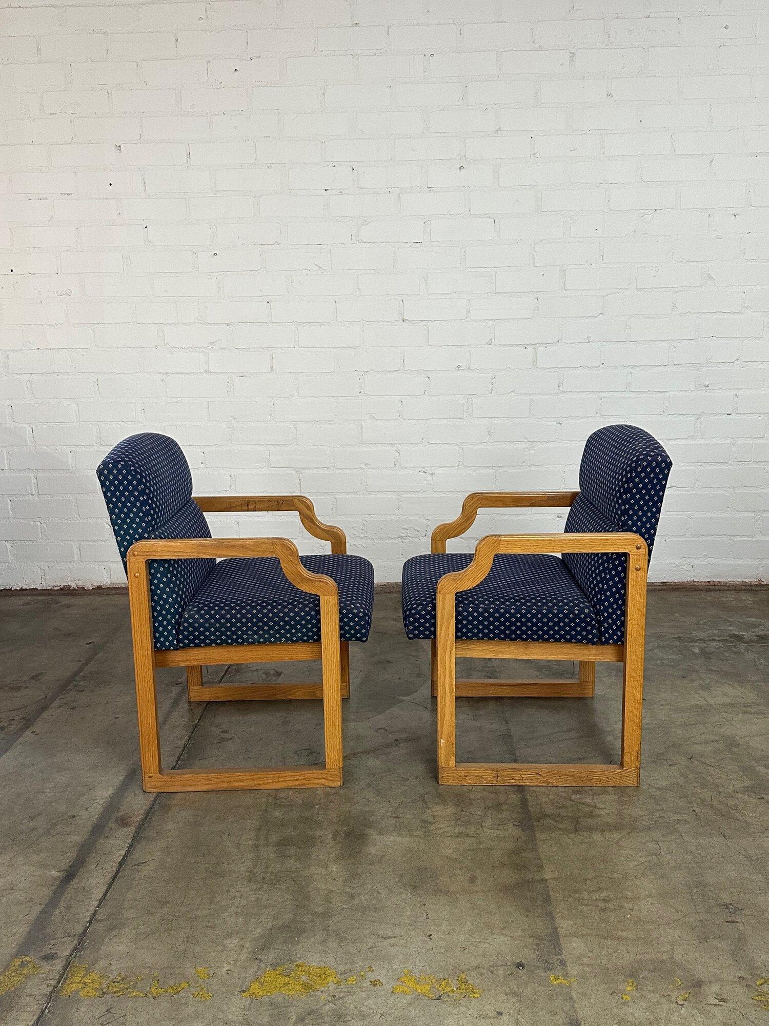W23 D23.5 H33.5 SW20 SD18 SH17.5 AH25.5

Pair of solid oak side chairs in overall great condition. The pair is structurally sound with no visible tears in fabric or breaks in the wood.