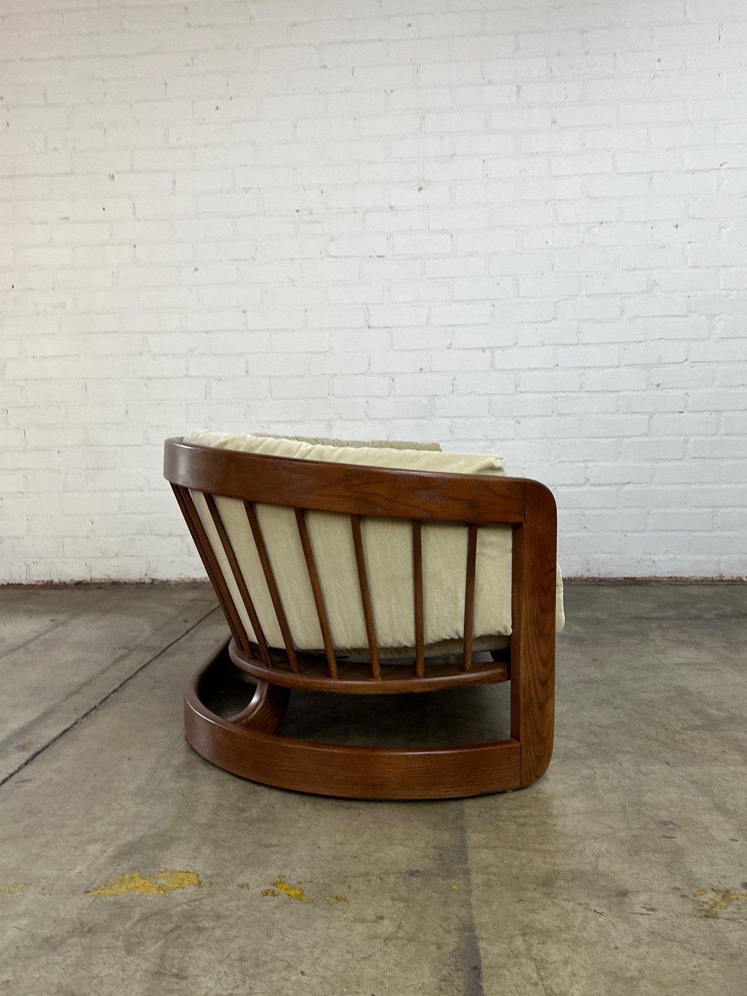 Postmodernes Sofa aus Eiche von Howard Furniture (Ende des 20. Jahrhunderts) im Angebot