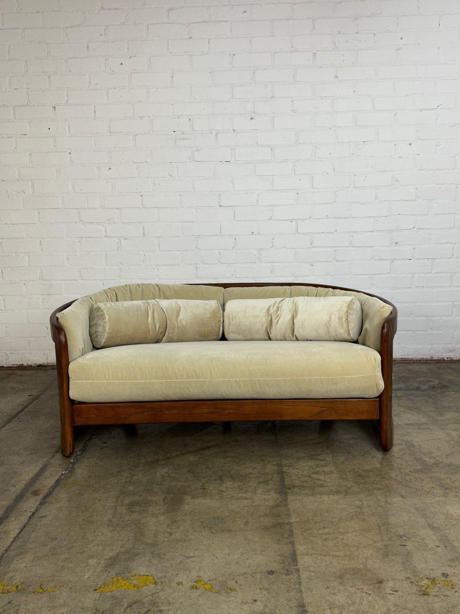 Postmodernes Sofa aus Eiche von Howard Furniture im Angebot 1