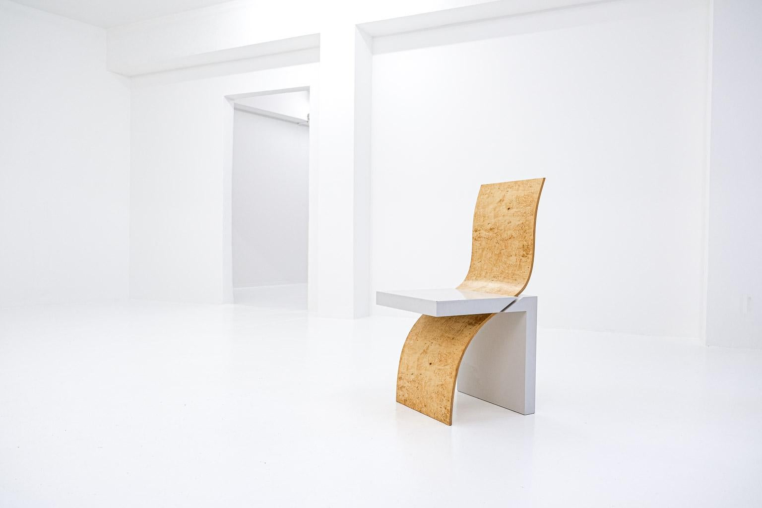 a new wave chair.

back to the eighties – an extremely productive decade in furniture design. in the united states, postmodernism migrated from architecture to interior design; in italy, „memphis“ shocked the friends of the straightforward „form