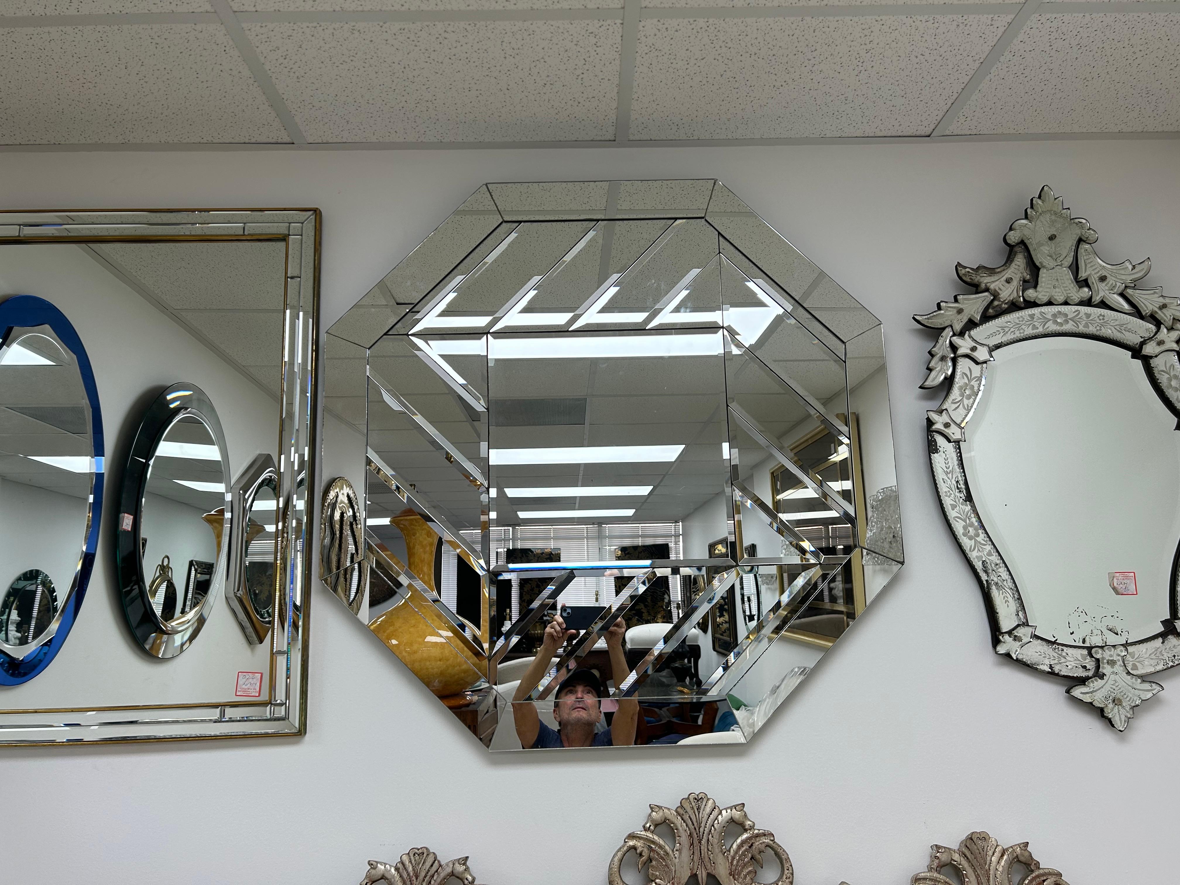 Miroir biseauté octogonal post-moderne..
Cet étonnant grand miroir octogonal moderniste a été créé avec un périmètre biseauté multiple entourant le panneau central du miroir.
Spectaculaire !